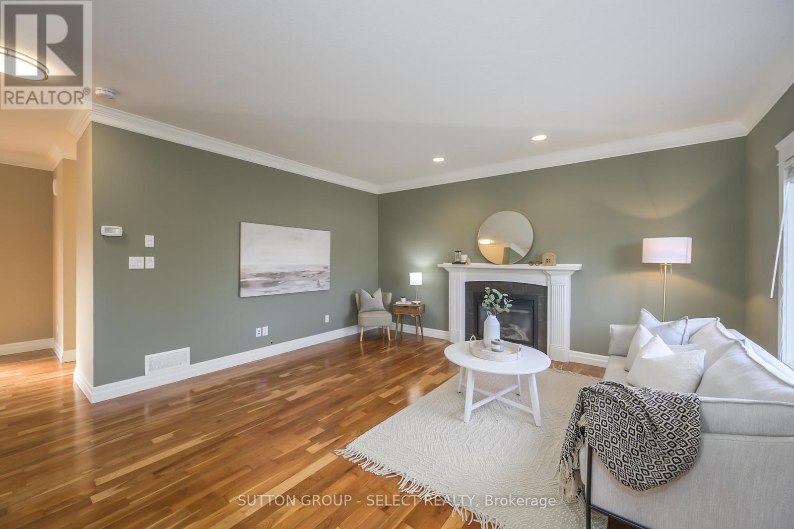 Photo 18 of 39 for 6 Oakmont Gardens