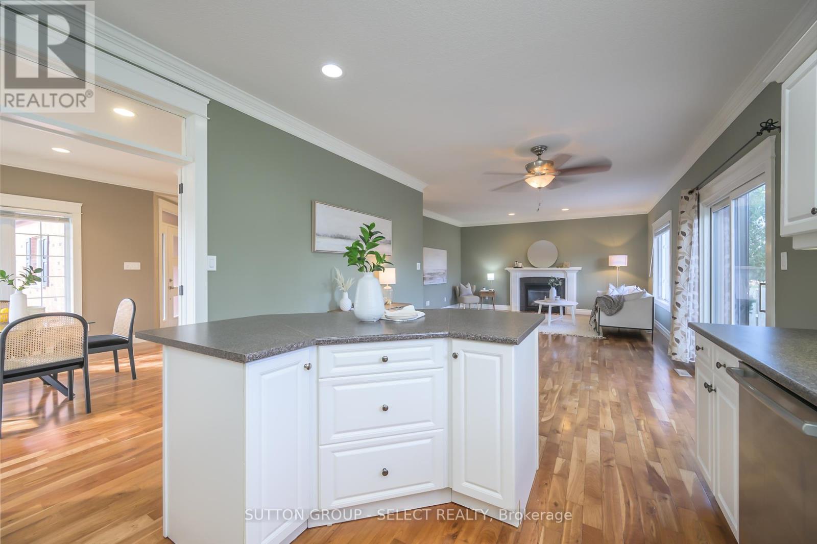 Photo 19 of 39 for 6 Oakmont Gardens