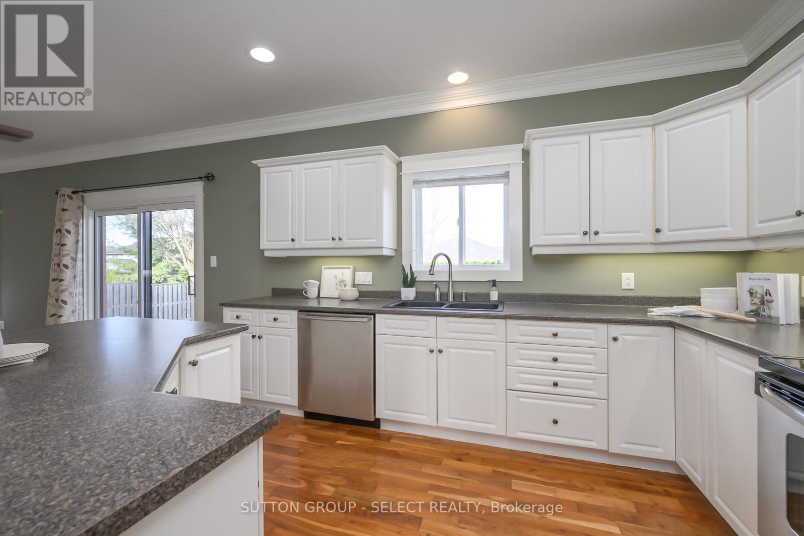 Photo 20 of 39 for 6 Oakmont Gardens