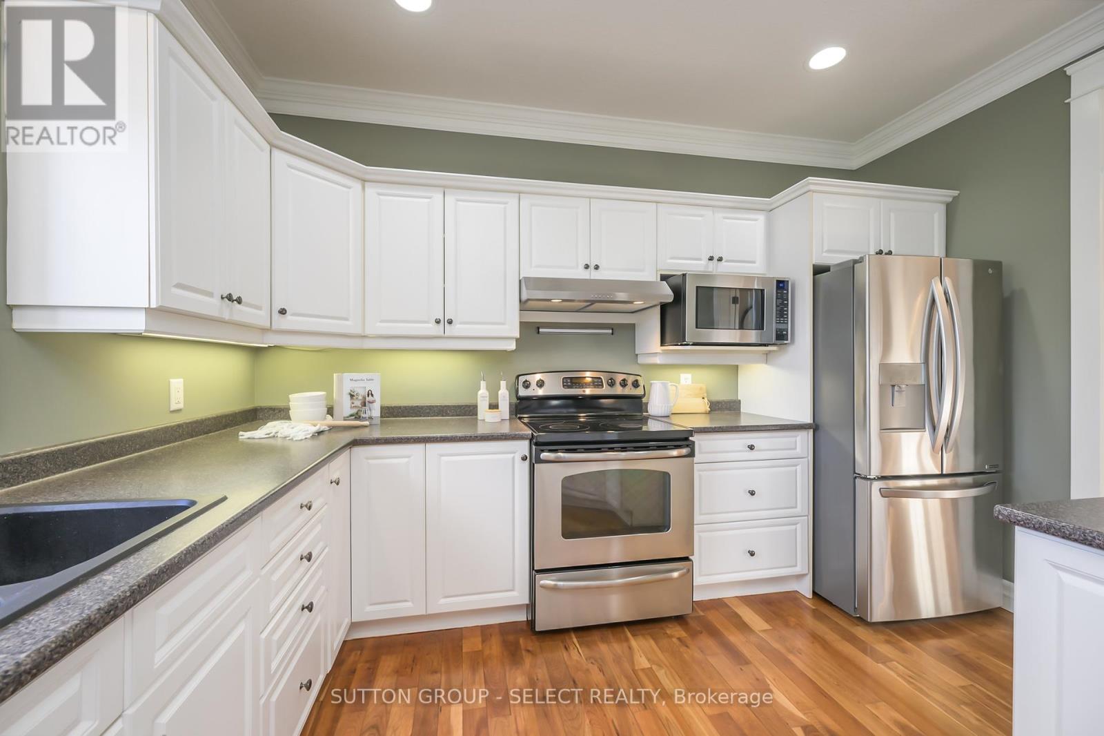 Photo 21 of 39 for 6 Oakmont Gardens
