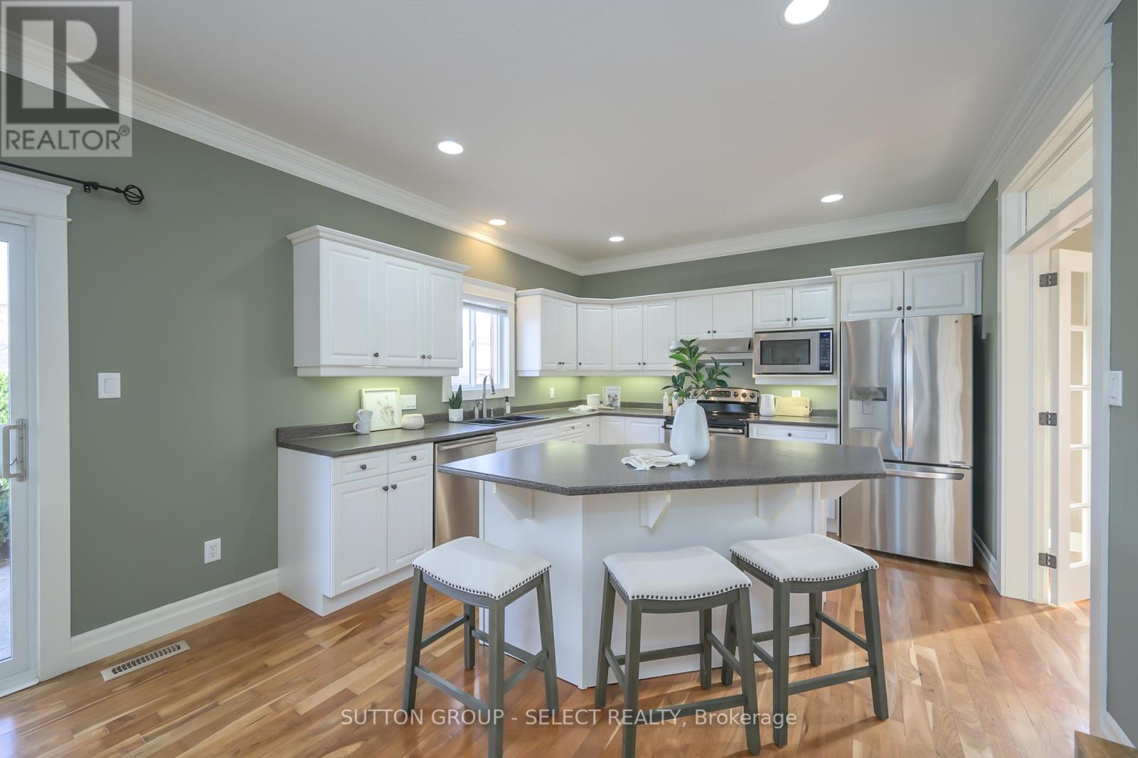 Photo 22 of 39 for 6 Oakmont Gardens