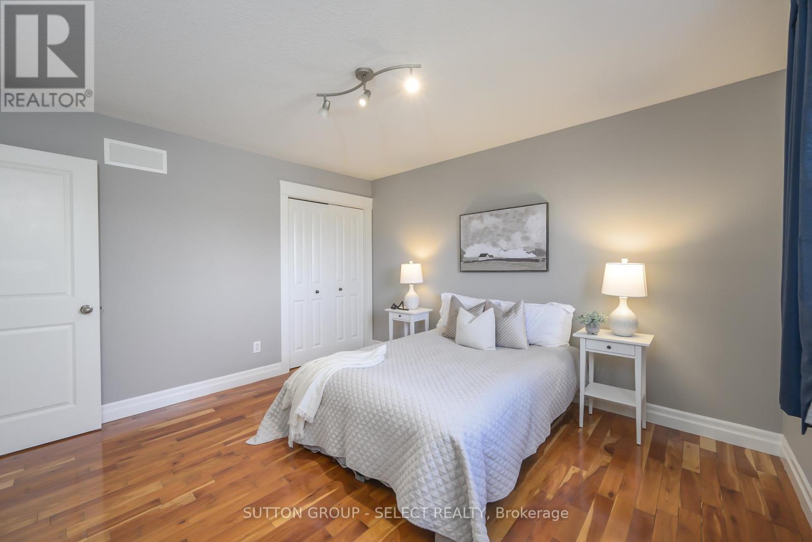 Photo 27 of 39 for 6 Oakmont Gardens