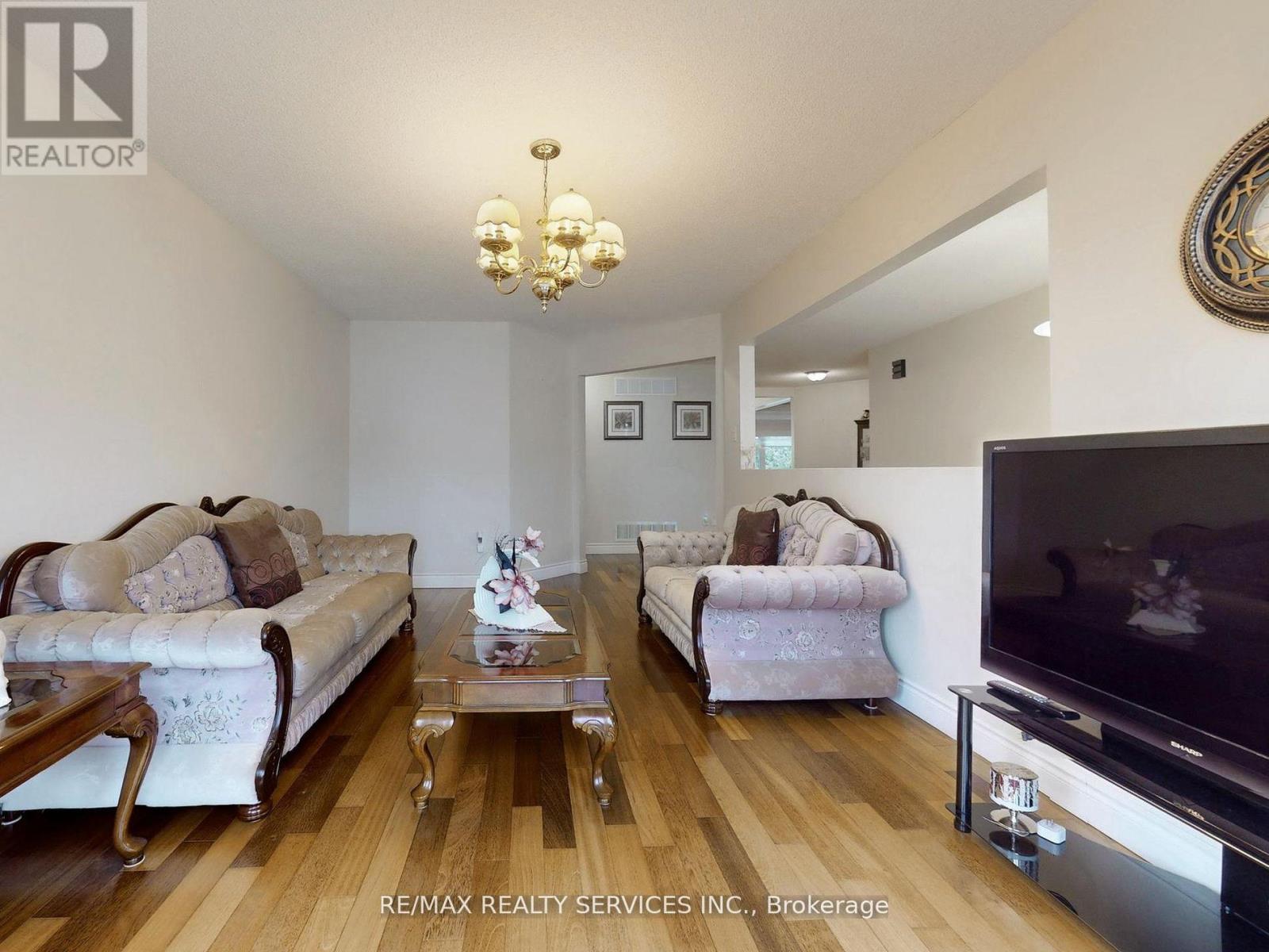 Property at 10 BUSH CRESCENT image 5