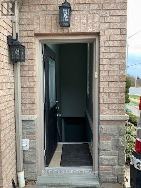 2031 Oxford Avenue, Oakville, Ontario  L6H 7A6 - Photo 2 - W12025433