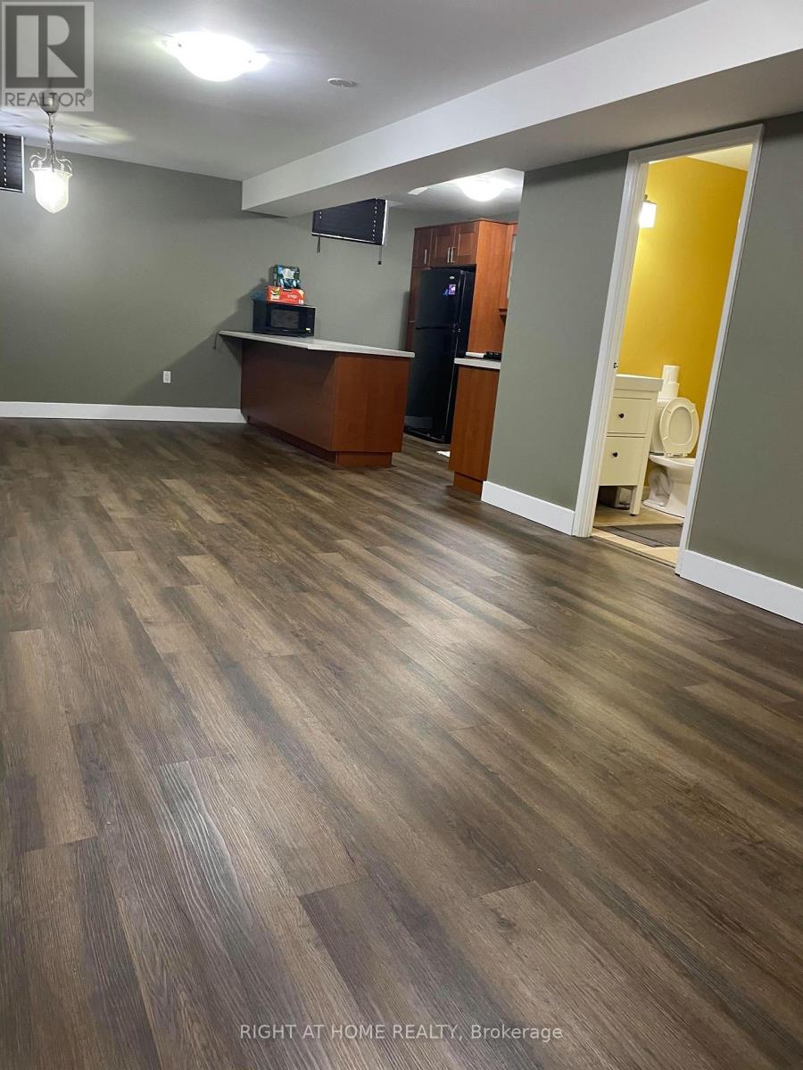2031 Oxford Avenue, Oakville, Ontario  L6H 7A6 - Photo 3 - W12025433