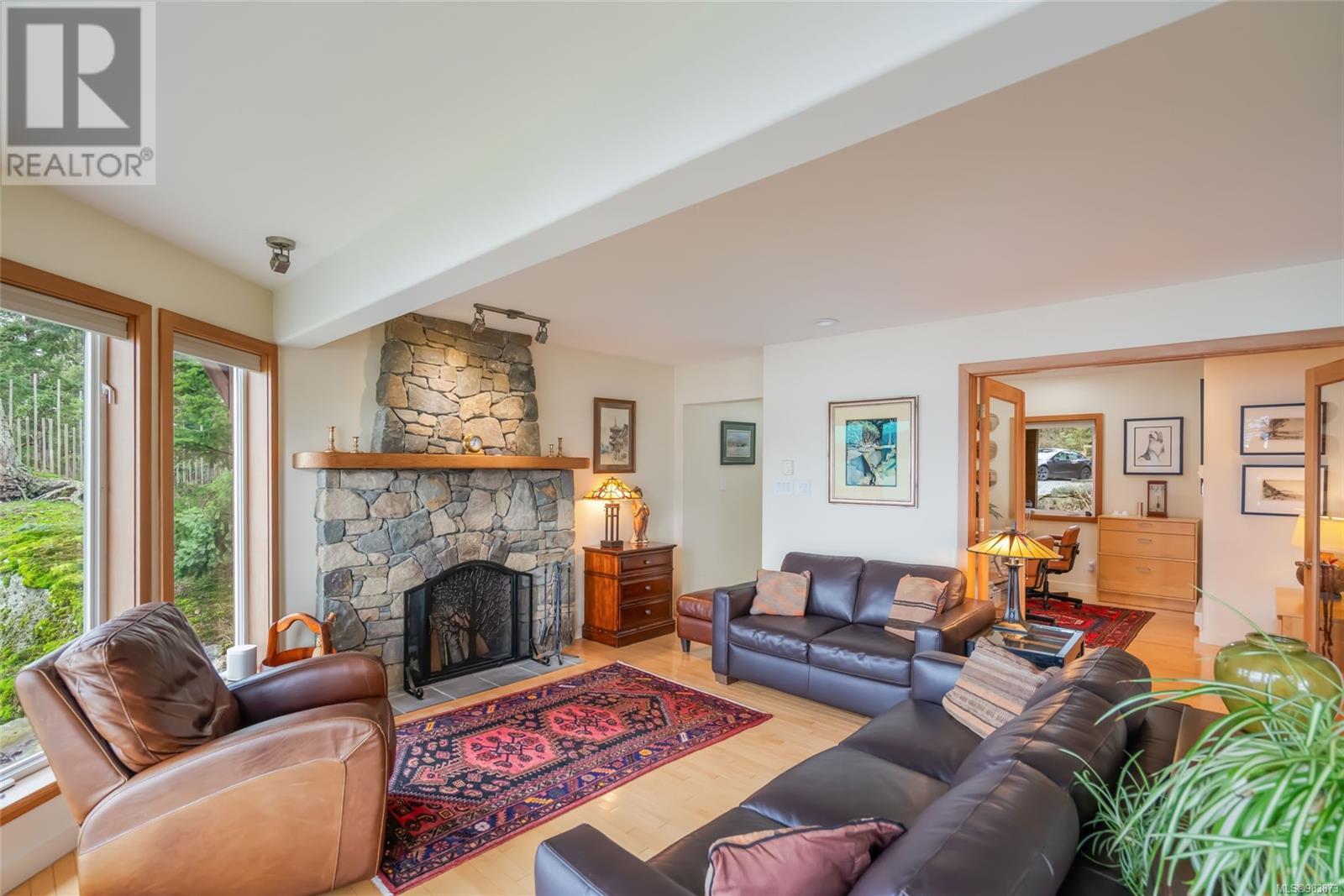 Property at 975 Canso Rd image 4