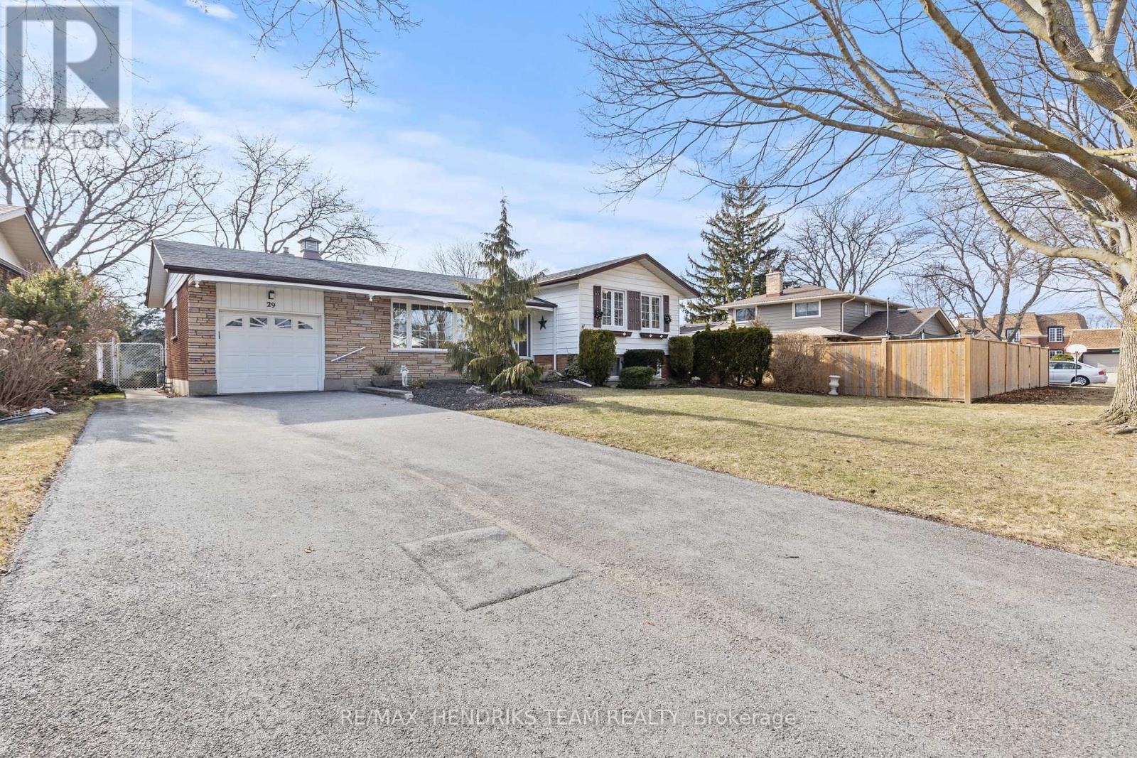 29 Mississauga Road, St. Catharines, Ontario  L2N 3K3 - Photo 4 - X12025689