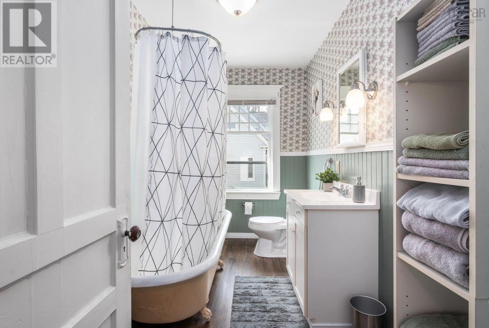 12 Prince Street, Bridgewater, Nova Scotia  B4V 1C6 - Photo 24 - 202505171