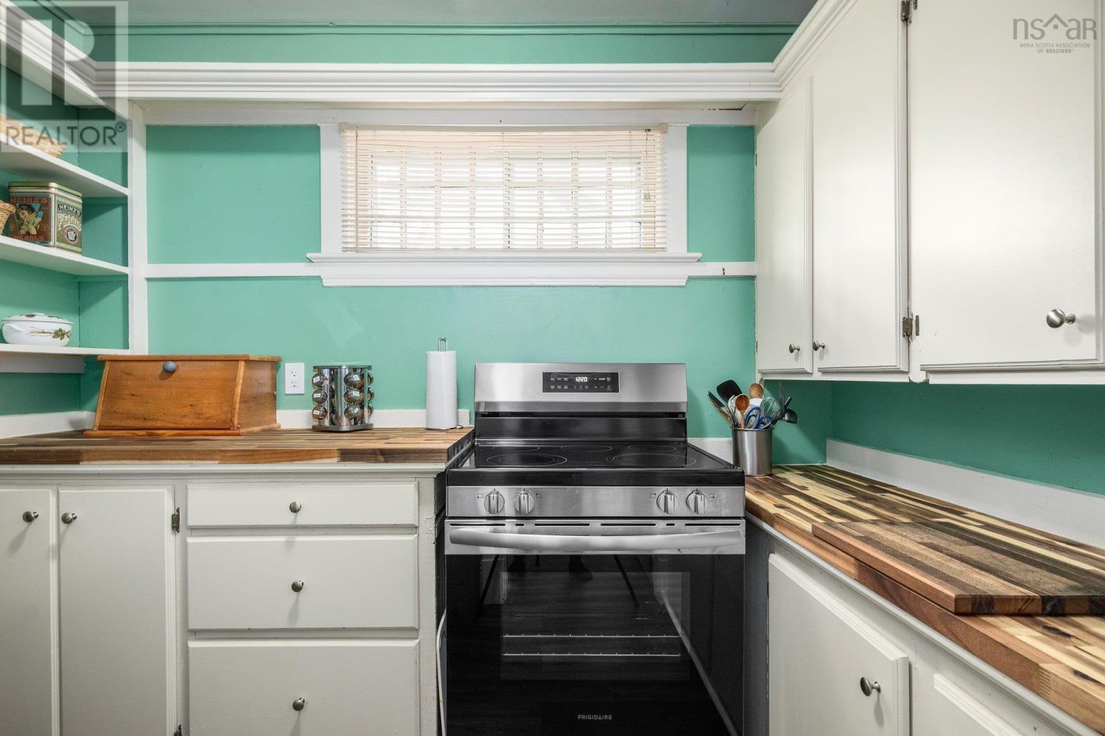 12 Prince Street, Bridgewater, Nova Scotia  B4V 1C6 - Photo 8 - 202505171