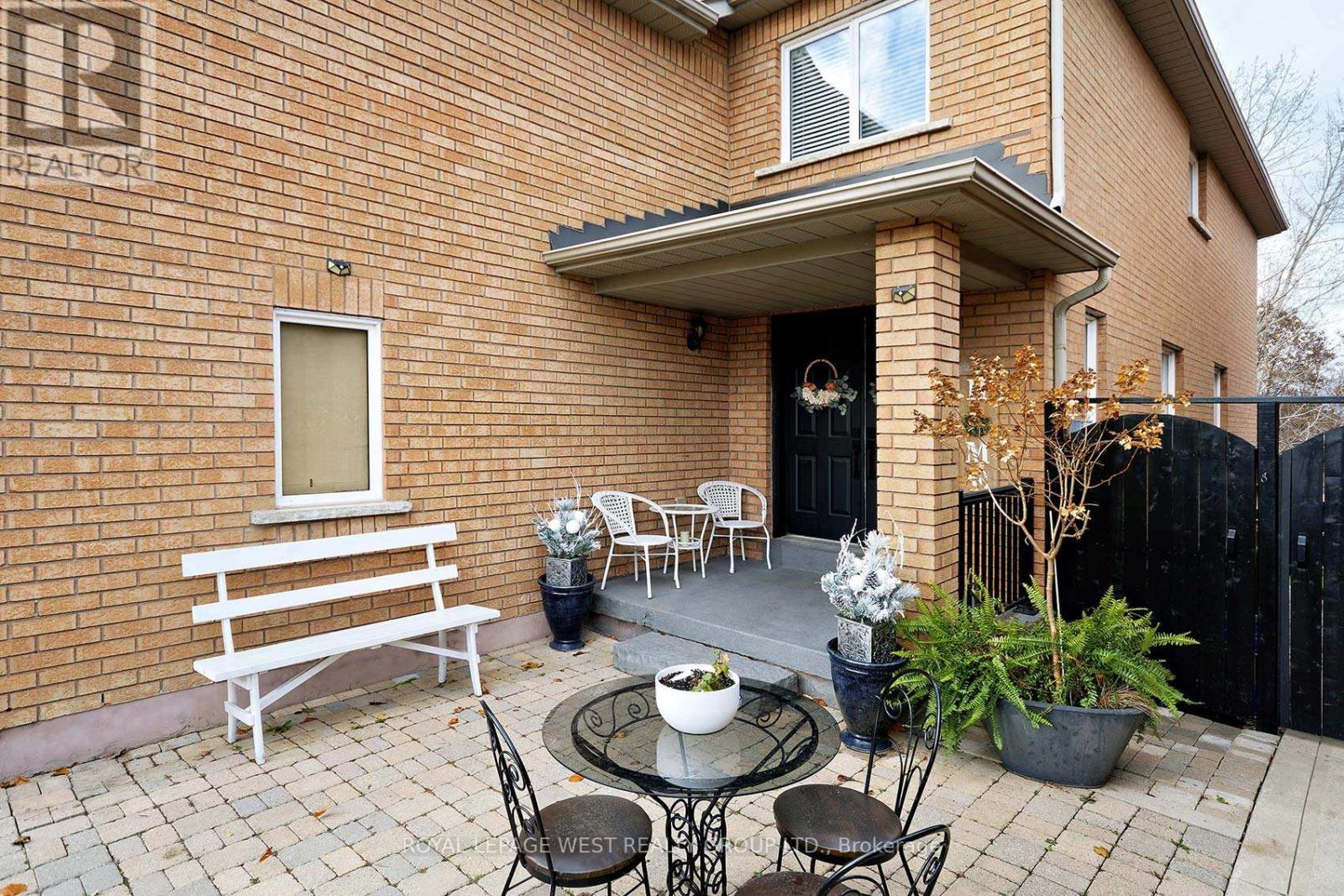 Property at 370 ROYALPARK WAY image 3