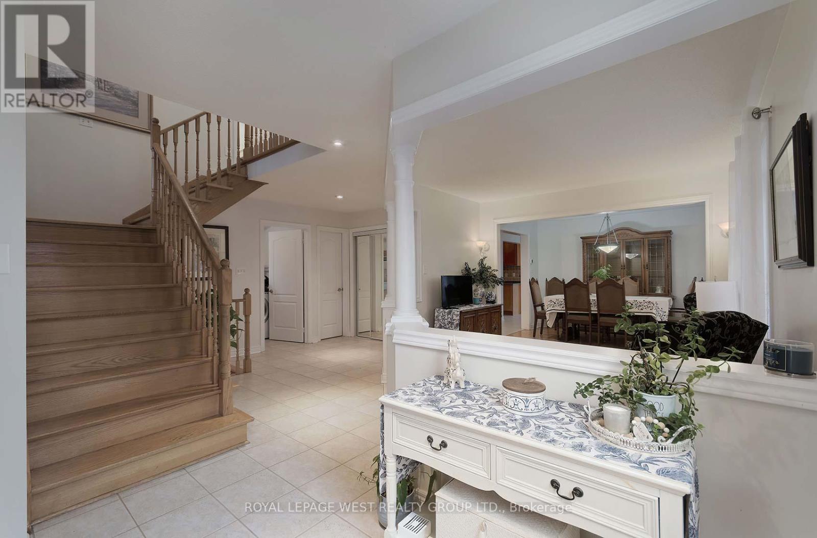 Property at 370 ROYALPARK WAY image 5