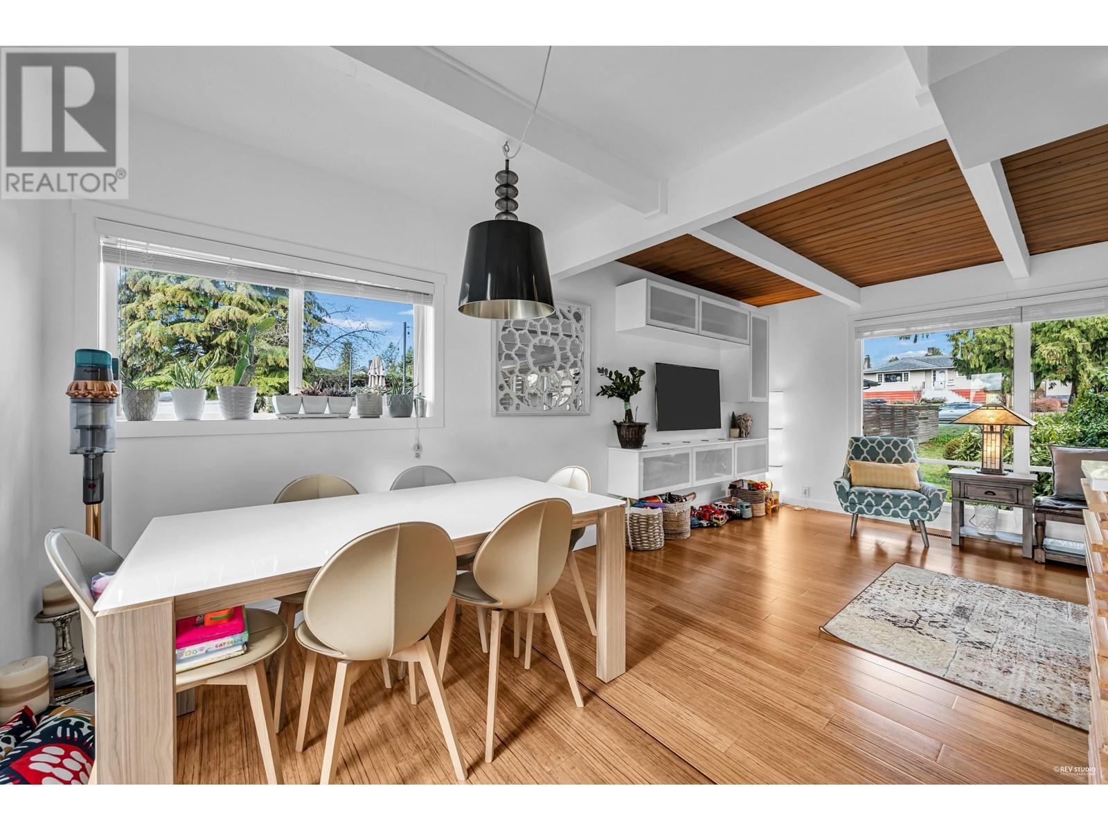 857 E 12th Street, North Vancouver, British Columbia  V7L 2L2 - Photo 9 - R2979129