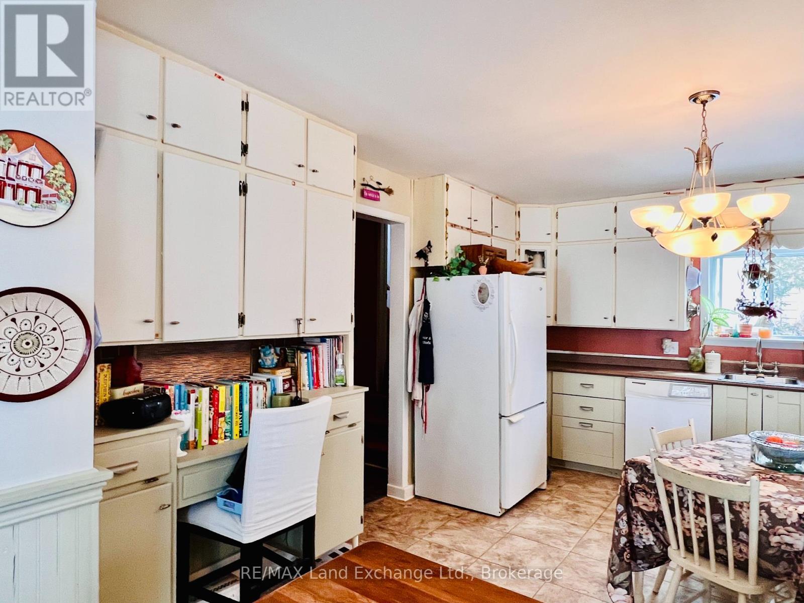 Property at 643 ELGIN STREET image 5