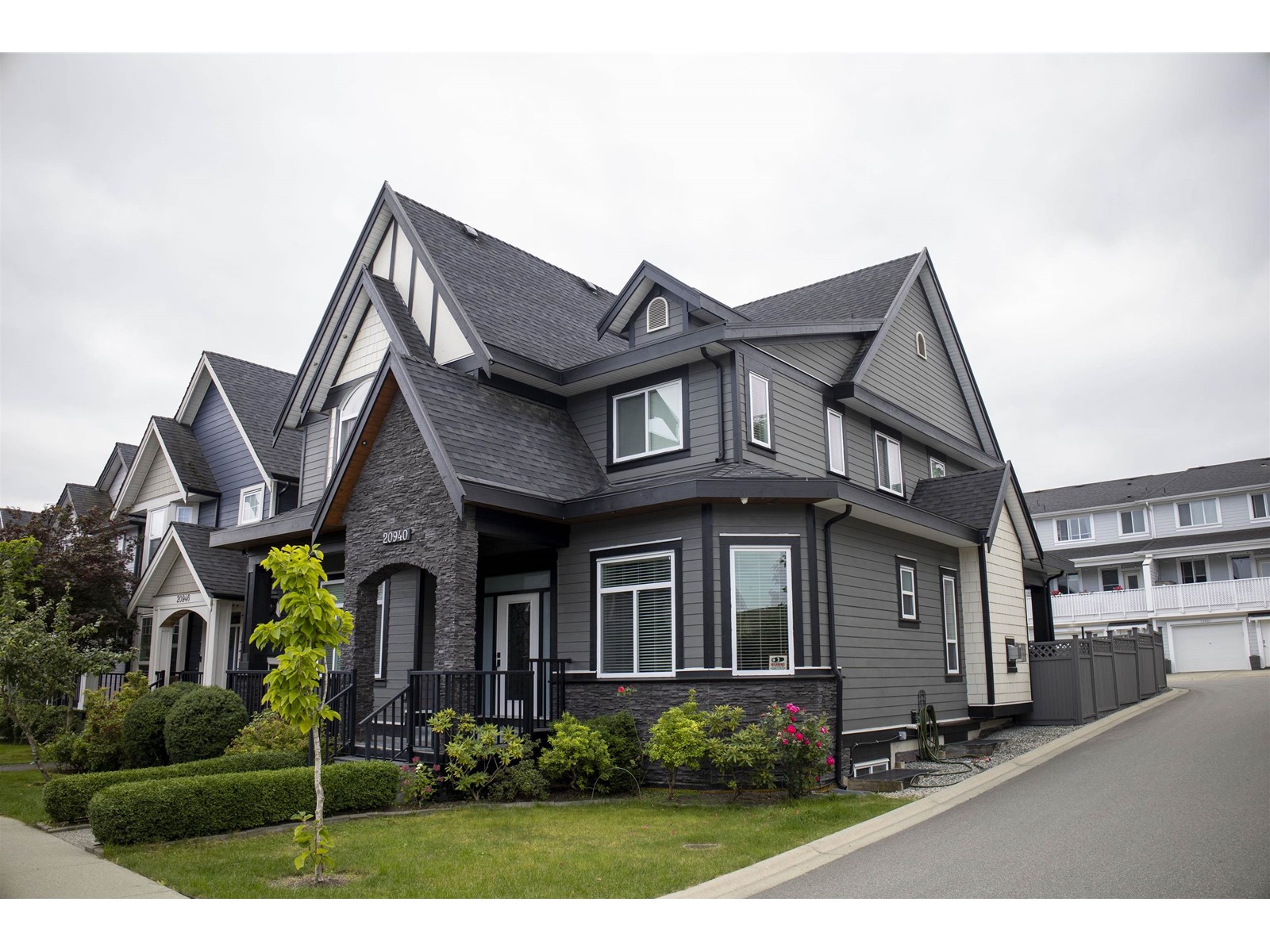 Property at 20940 80A AVENUE image 3