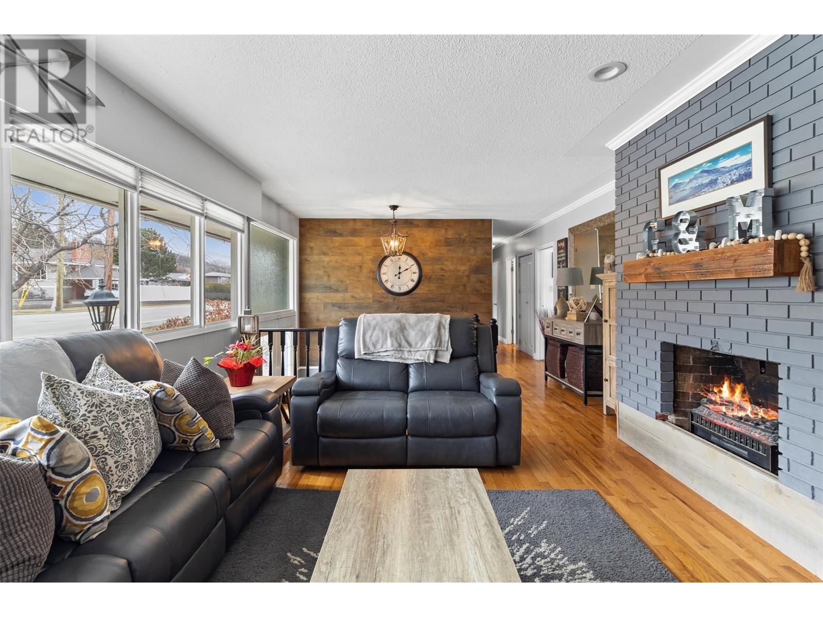 Property at 1886 VALLEYVIEW Drive image 4
