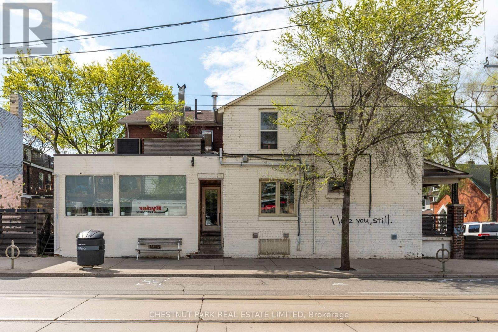 923 DUNDAS STREET W, Toronto, Ontario