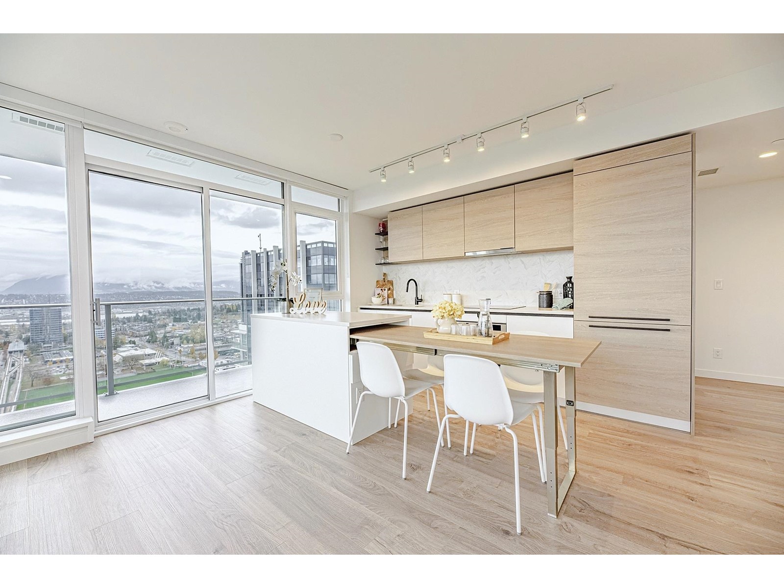 2902 10448 UNIVERSITY DRIVE, Surrey, British Columbia