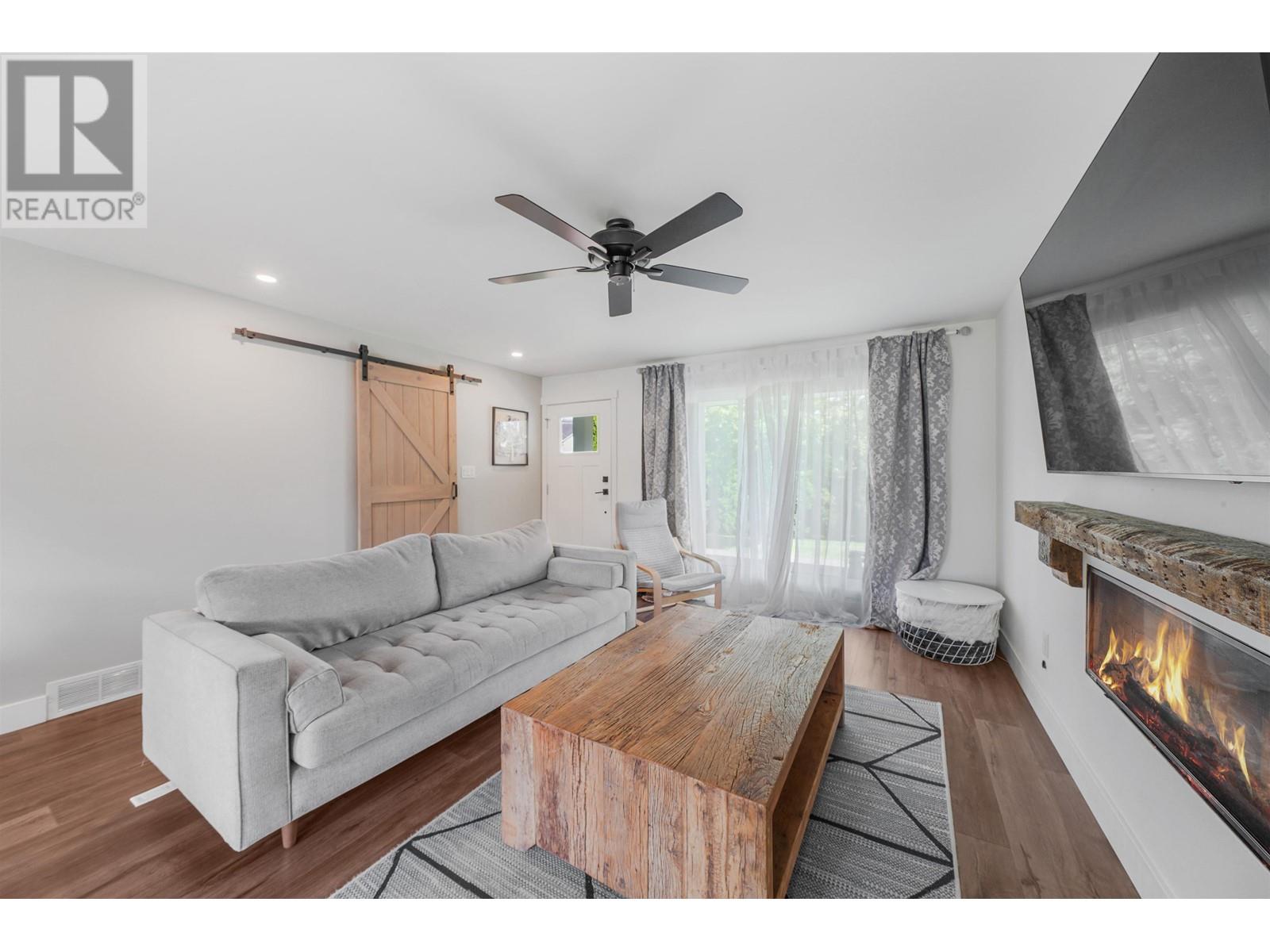 20141 Hampton Street, Maple Ridge, British Columbia  V2X 0M7 - Photo 2 - R2979237
