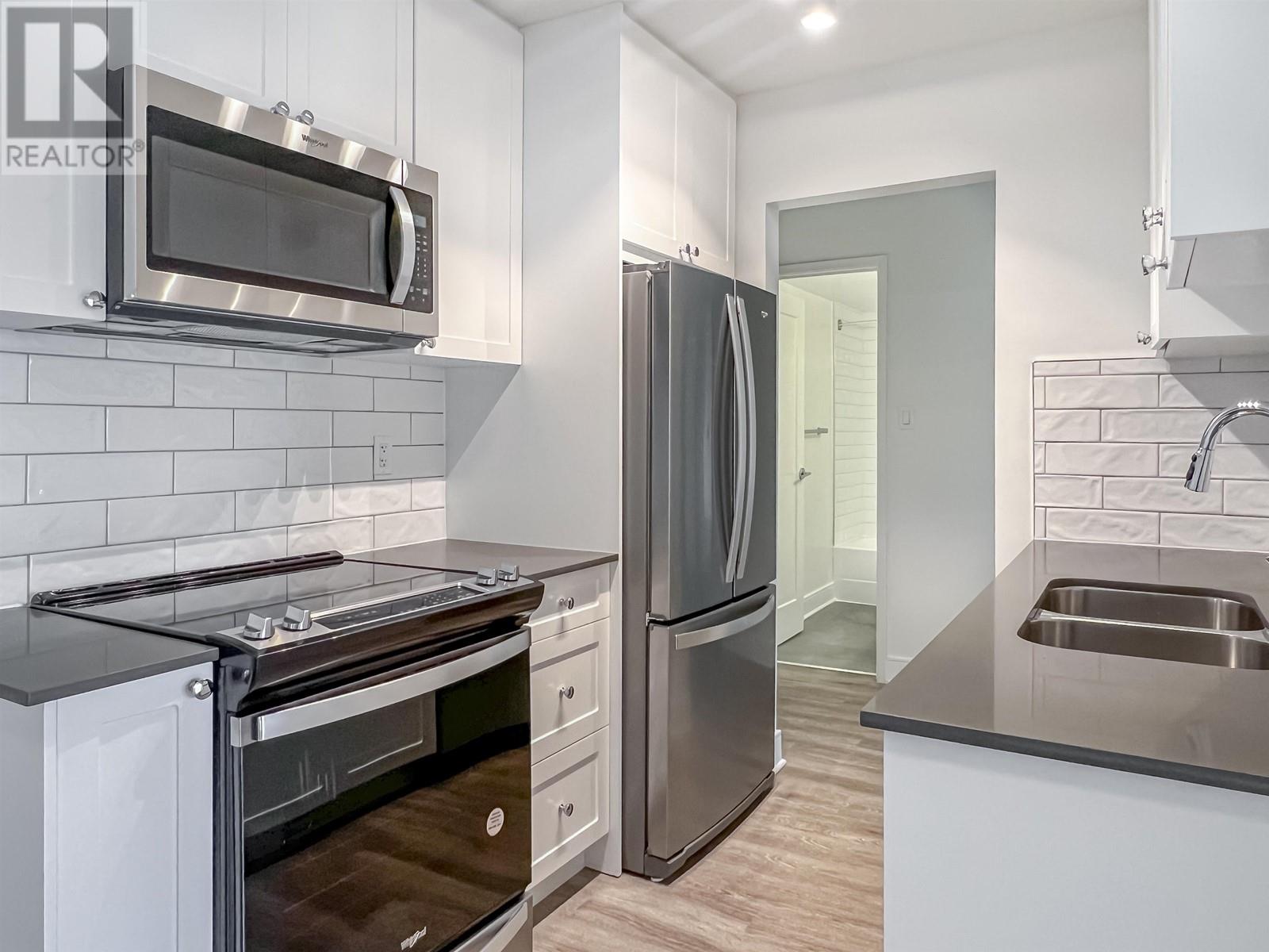 614 707 Esquimalt Road, Other Islands, British Columbia  V9A 3L7 - Photo 2 - R2966105