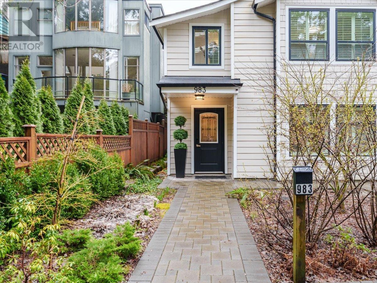 983 Canyon Boulevard, North Vancouver, British Columbia  V7R 2K2 - Photo 2 - R2979316