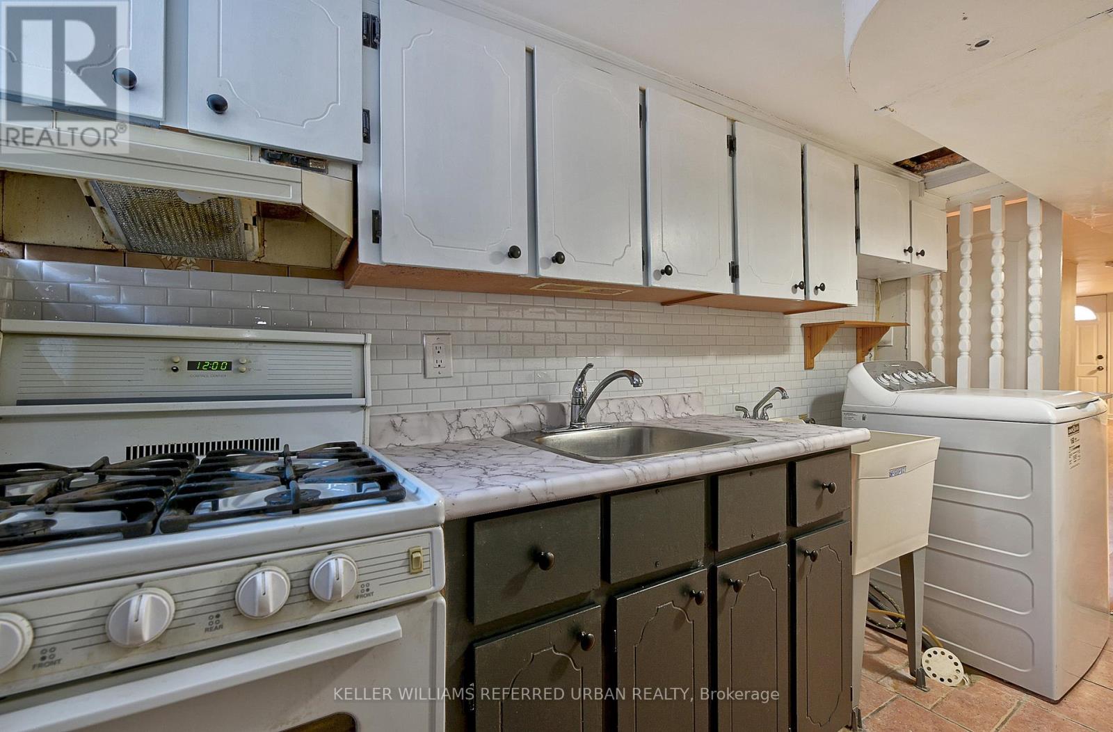 Lower - 407 Symington Avenue, Toronto (Weston-Pellam Park), Ontario  M6N 2W4 - Photo 8 - W12027100