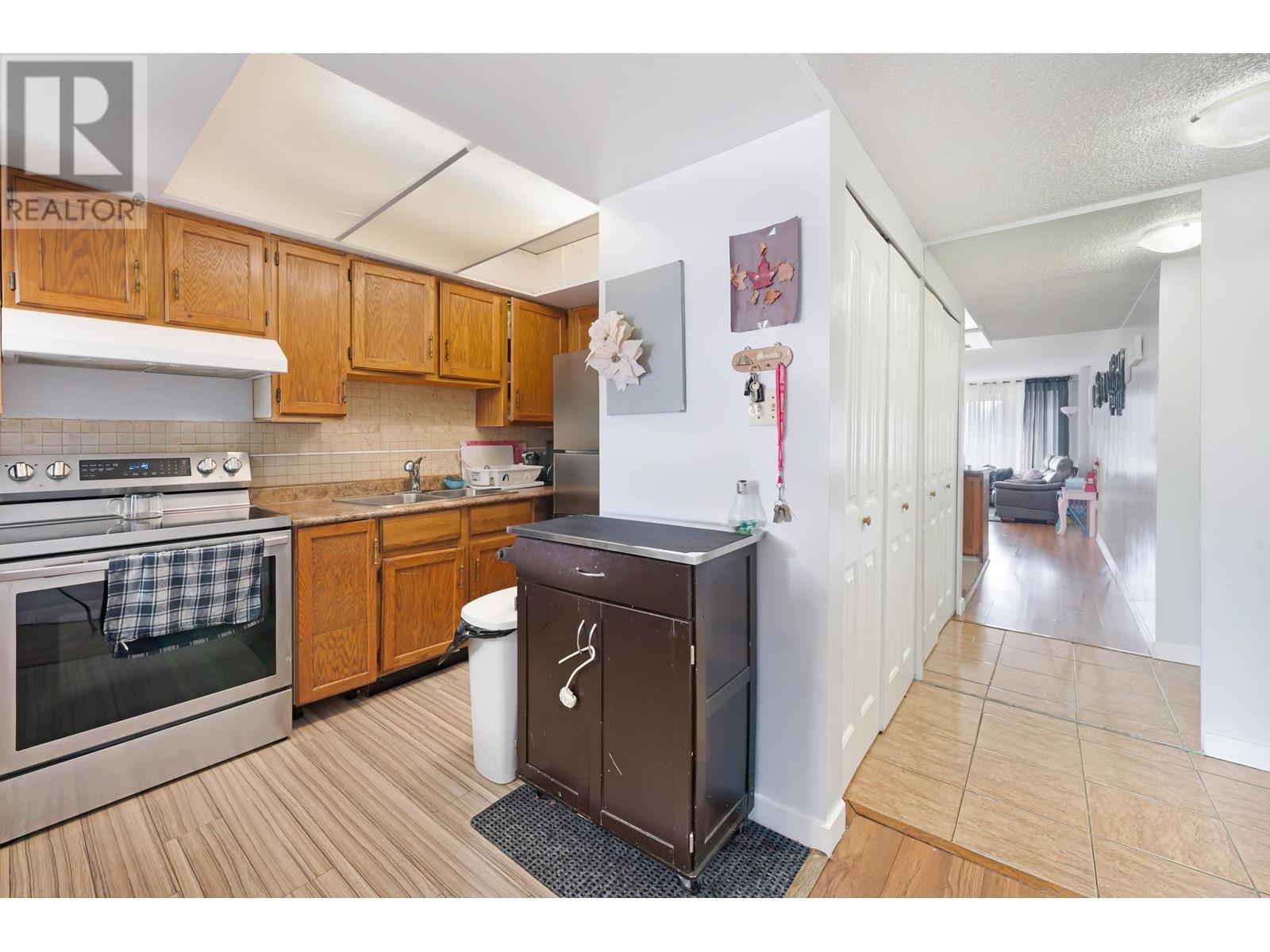 Listing Picture 7 of 29 : 206 4194 MAYWOOD STREET, Burnaby / 本拿比 - 魯藝地產 Yvonne Lu Group - MLS Medallion Club Member