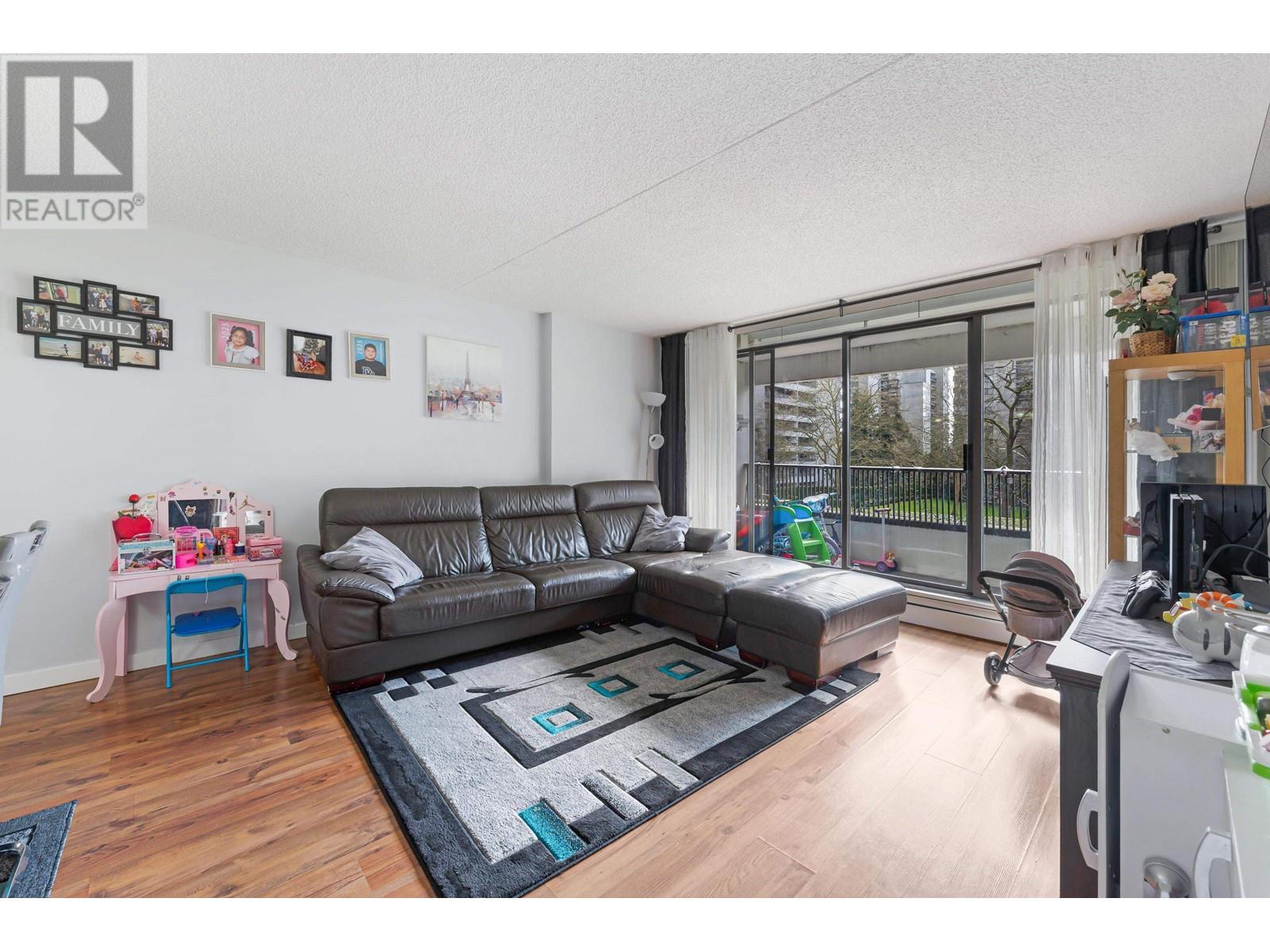 Listing Picture 3 of 29 : 206 4194 MAYWOOD STREET, Burnaby / 本拿比 - 魯藝地產 Yvonne Lu Group - MLS Medallion Club Member