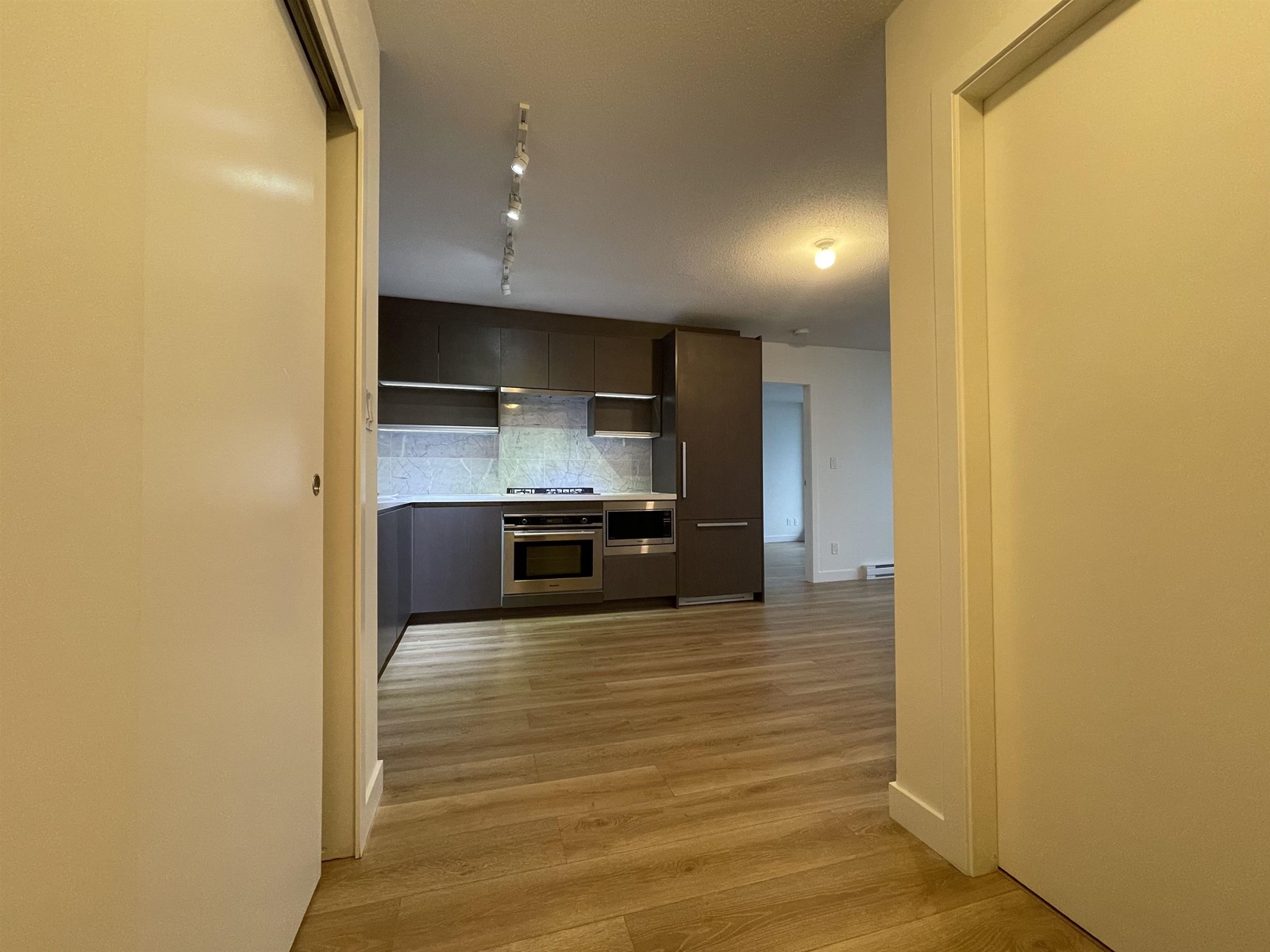 4201 13696 100 Avenue, Surrey, British Columbia  V3T 0L5 - Photo 2 - R2979470