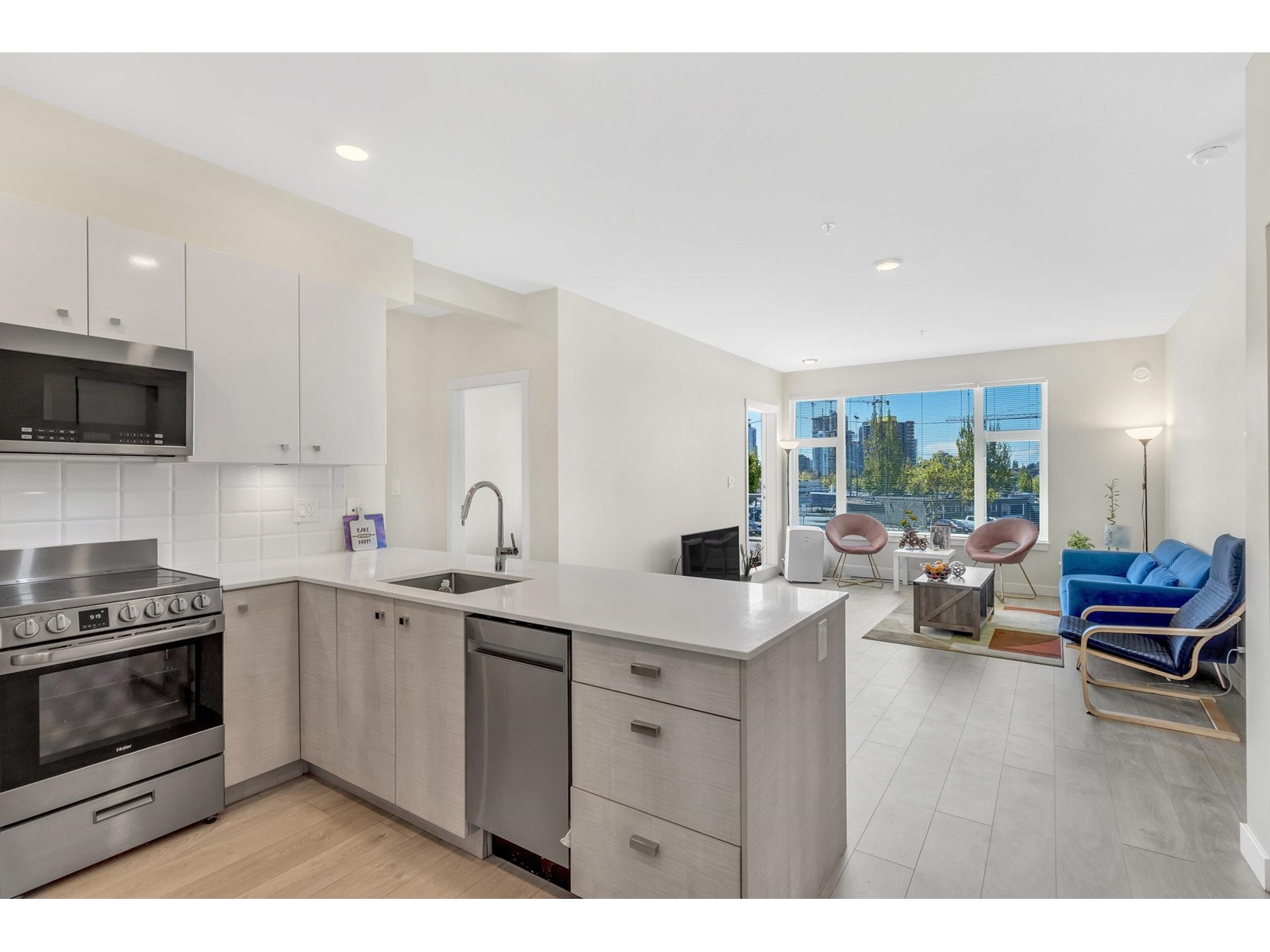 202 10838 Whalley Boulevard, Surrey, British Columbia  V3R 0G8 - Photo 4 - R2979077