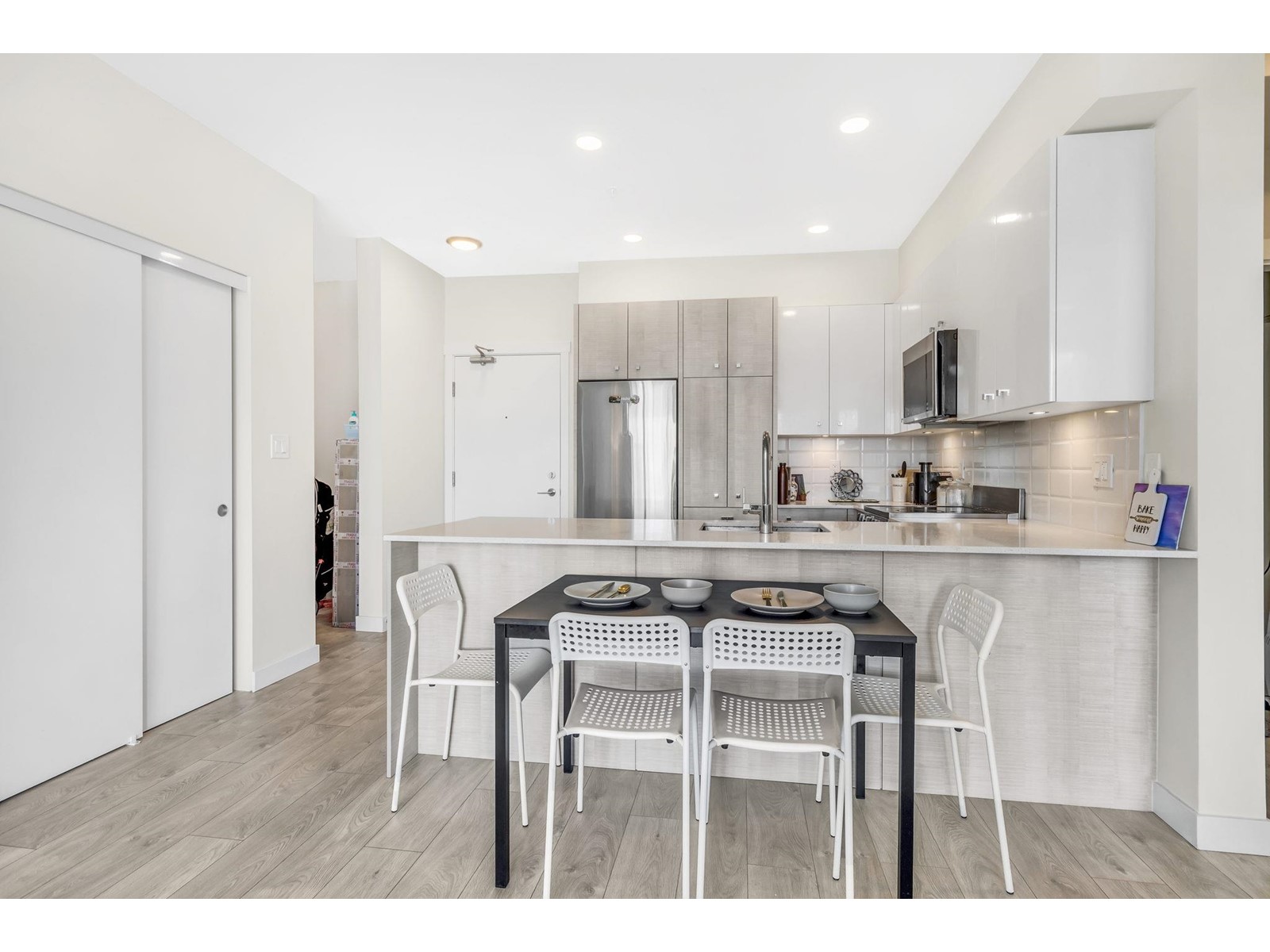 202 10838 Whalley Boulevard, Surrey, British Columbia  V3R 0G8 - Photo 2 - R2979077