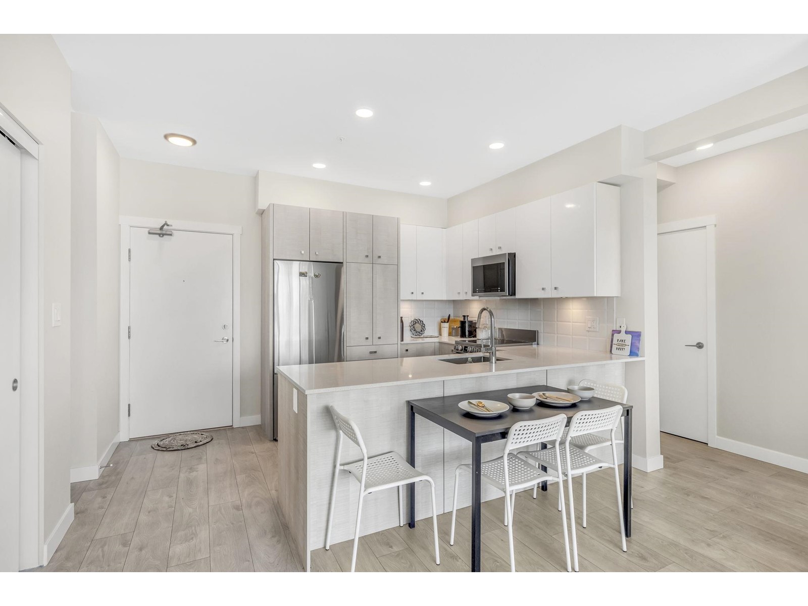 202 10838 Whalley Boulevard, Surrey, British Columbia  V3R 0G8 - Photo 3 - R2979077