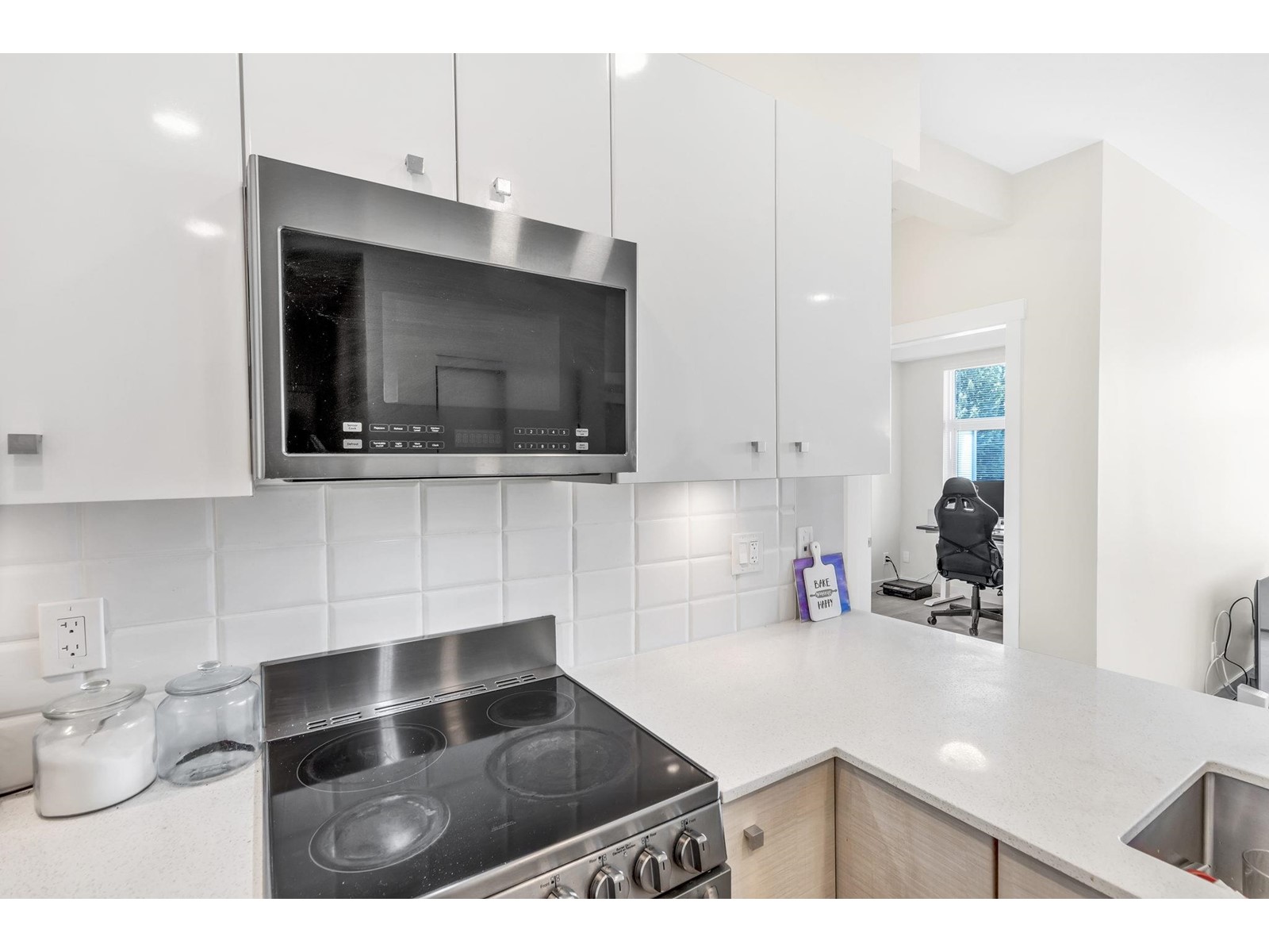 202 10838 Whalley Boulevard, Surrey, British Columbia  V3R 0G8 - Photo 5 - R2979077