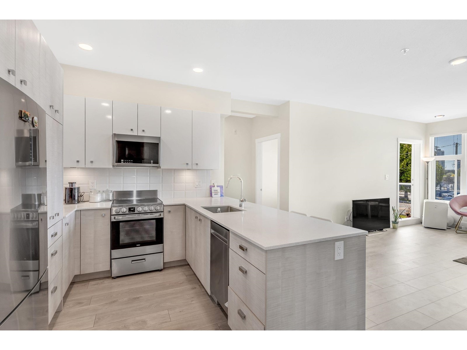 202 10838 Whalley Boulevard, Surrey, British Columbia  V3R 0G8 - Photo 6 - R2979077