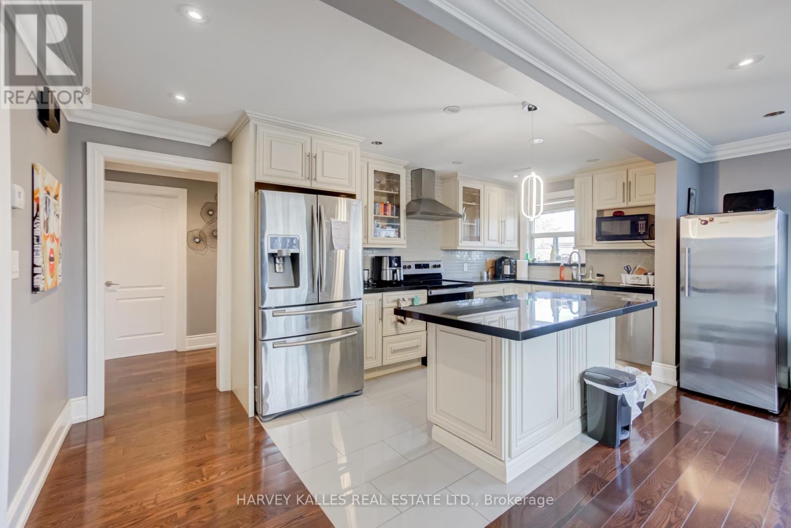 72 Mendota Road, Toronto, Ontario  M8Y 1G3 - Photo 14 - W12027311