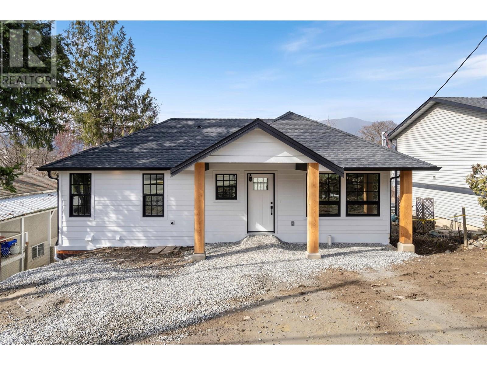 411 3 Street SE, salmon arm, British Columbia