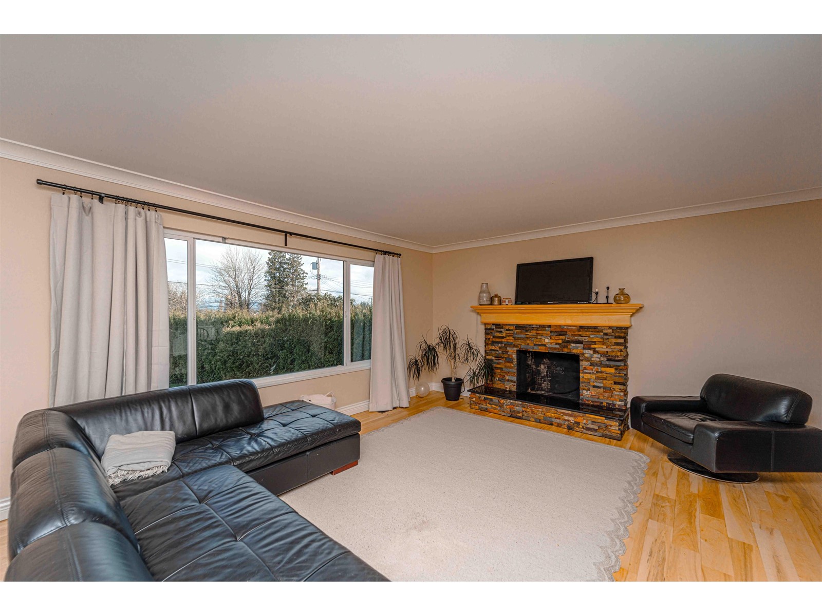 Property at 33450 HUGGINS AVENUE image 3