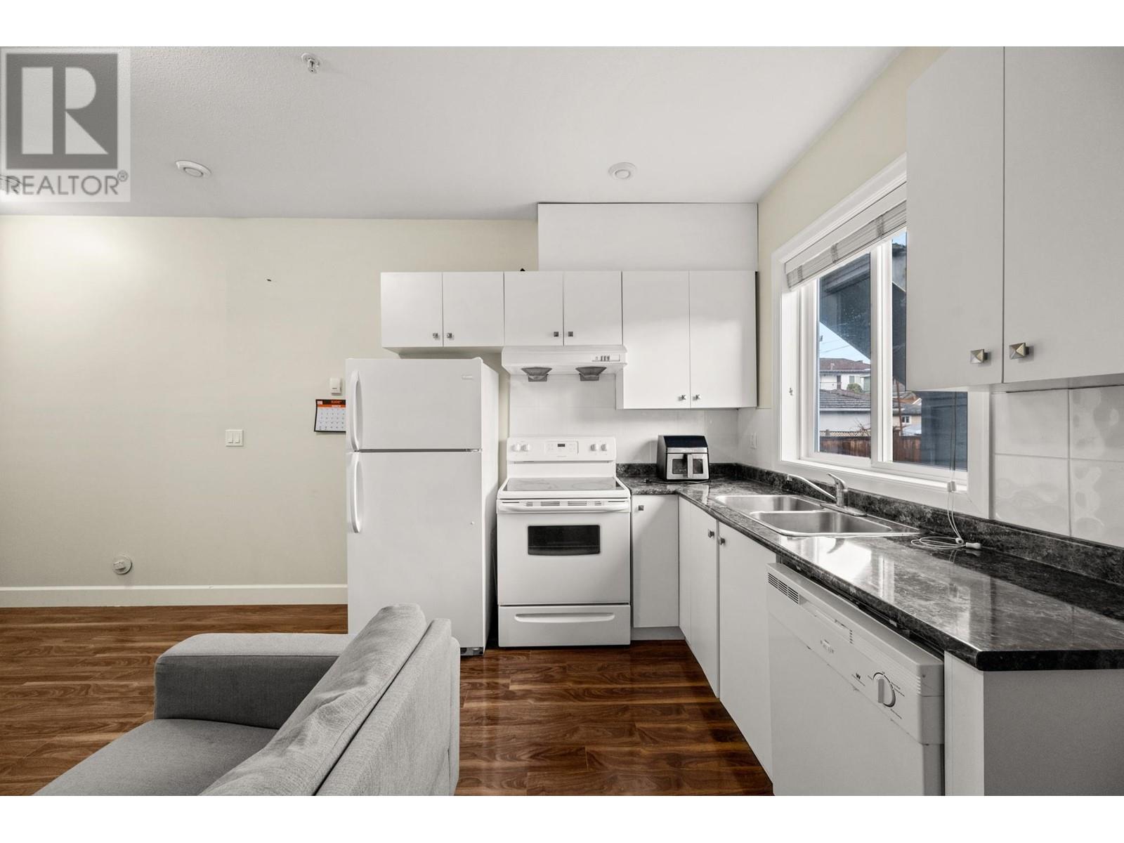 Listing Picture 26 of 40 : 2643 E 8TH AVENUE, Vancouver / 溫哥華 - 魯藝地產 Yvonne Lu Group - MLS Medallion Club Member