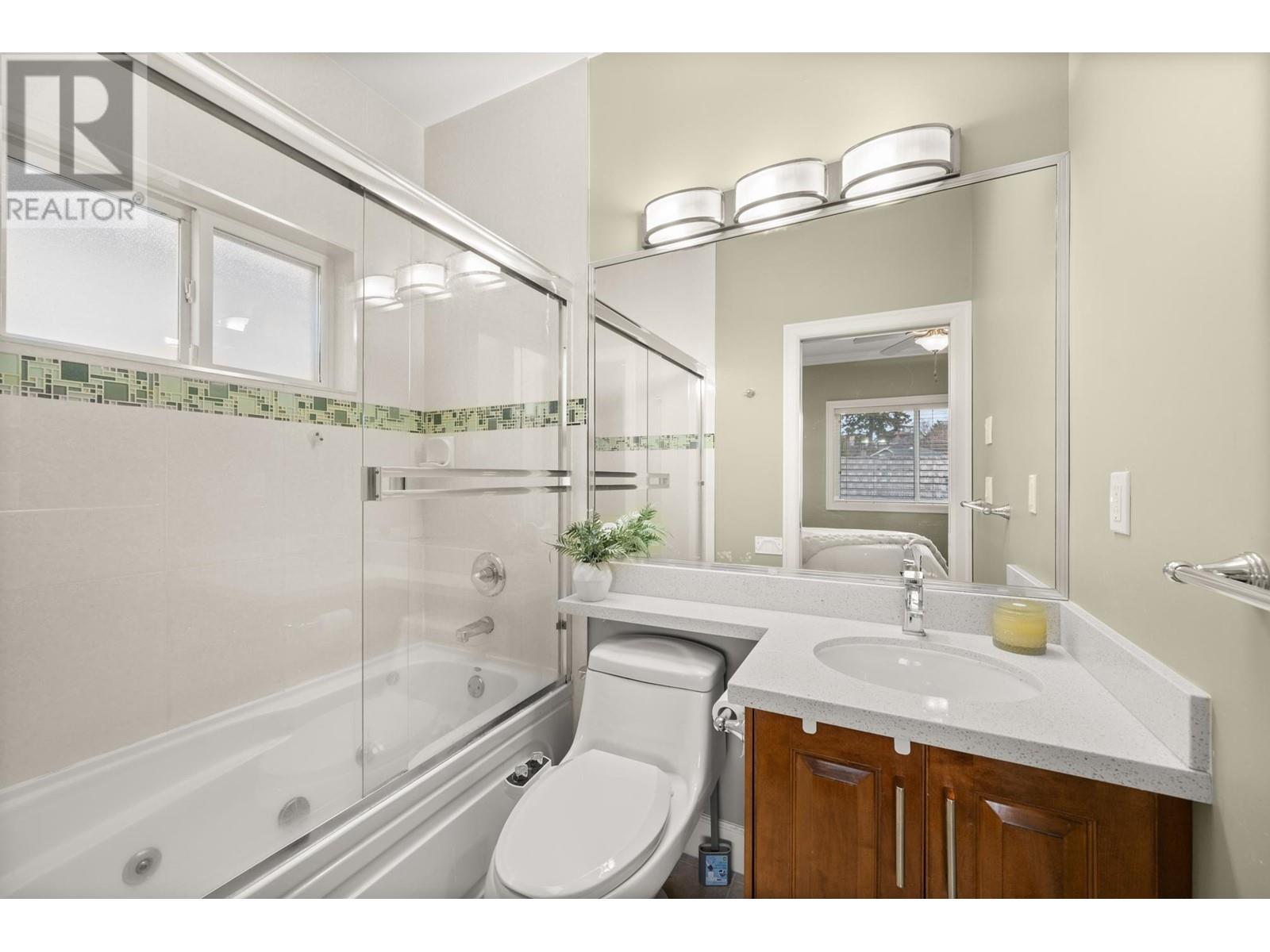 Listing Picture 16 of 40 : 2643 E 8TH AVENUE, Vancouver / 溫哥華 - 魯藝地產 Yvonne Lu Group - MLS Medallion Club Member