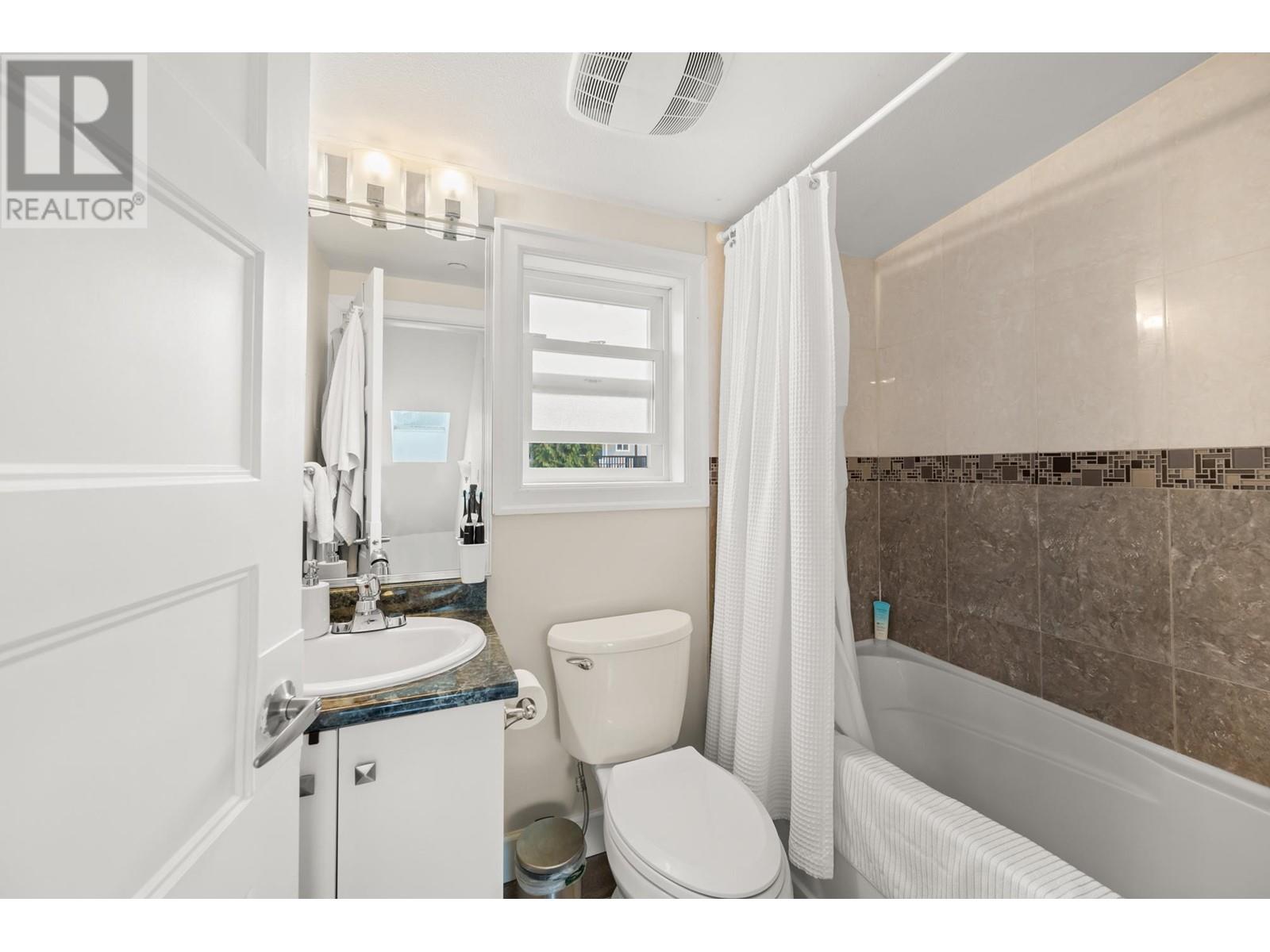Listing Picture 37 of 40 : 2643 E 8TH AVENUE, Vancouver / 溫哥華 - 魯藝地產 Yvonne Lu Group - MLS Medallion Club Member