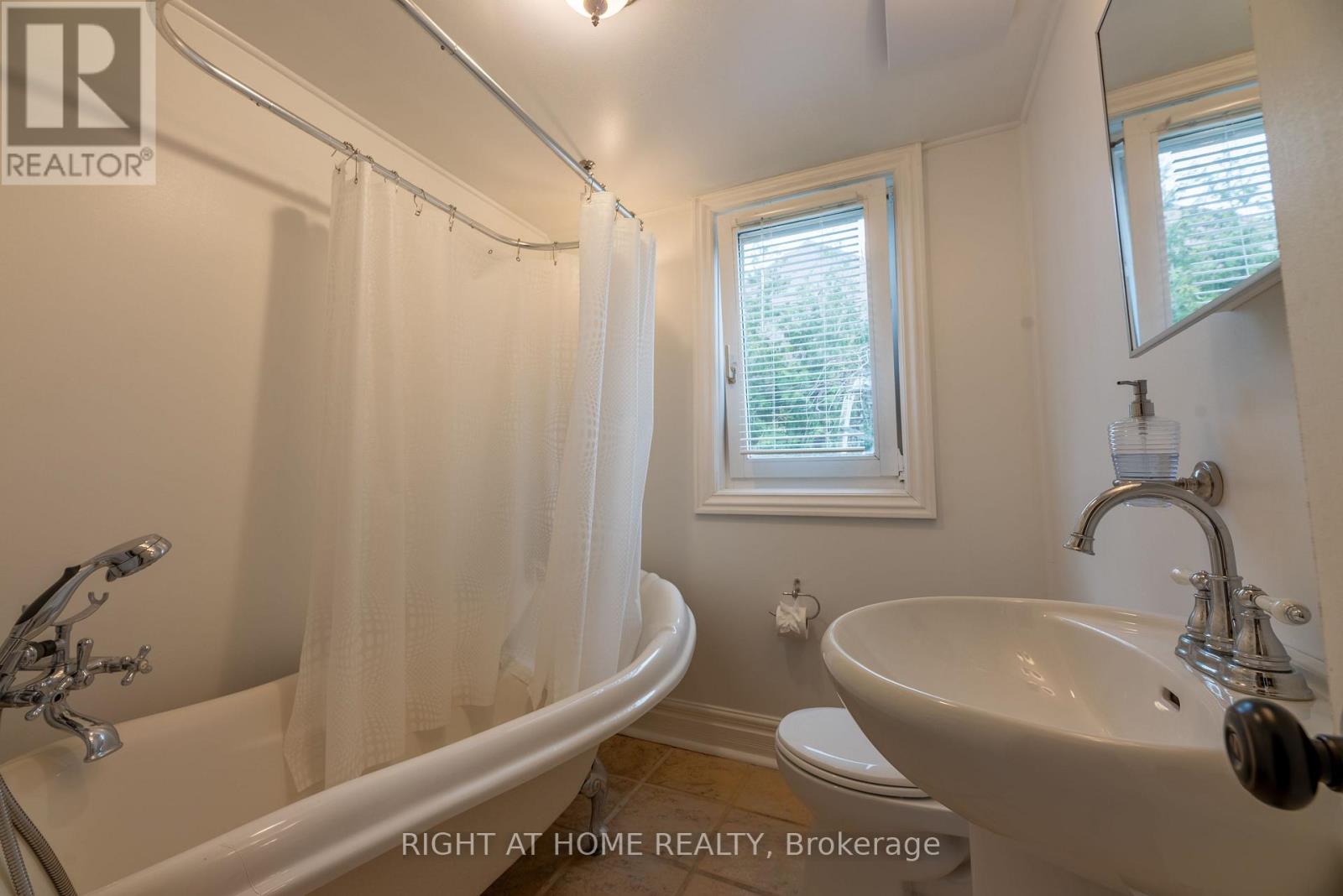 120 Wright Street, Richmond Hill, Ontario  L4C 4A5 - Photo 13 - N12027389