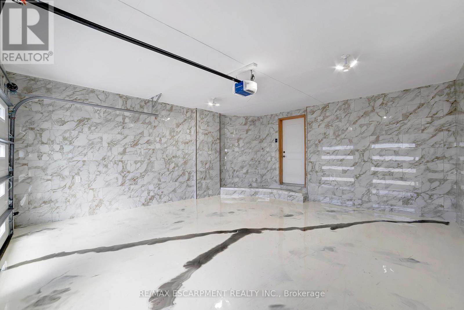 111 Vineberg Drive, Hamilton, Ontario  L8W 4A3 - Photo 6 - X12027426