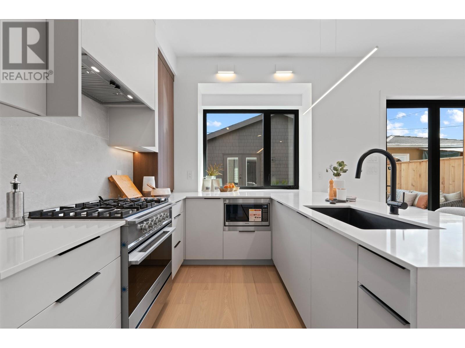 2 1260 Kaslo Street, Vancouver, British Columbia  V5K 3Z7 - Photo 6 - R2979455