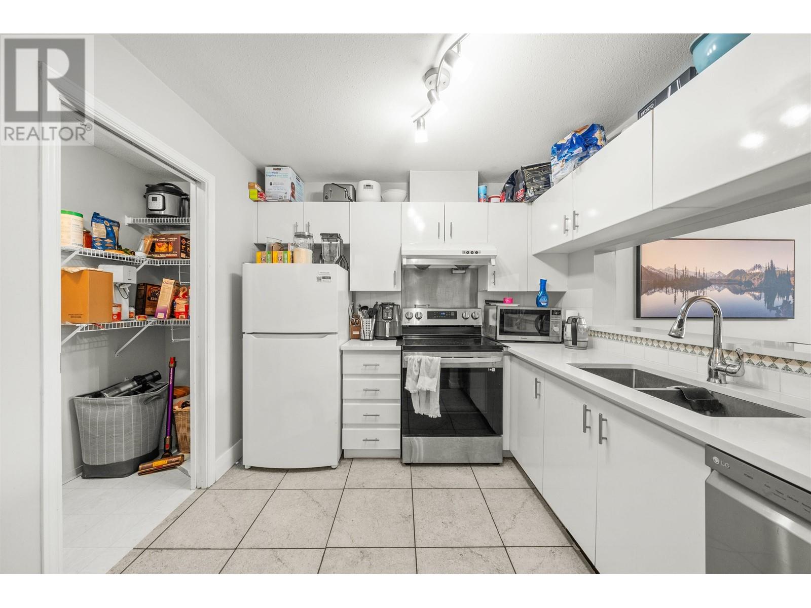 207 8460 Jellicoe Street, Vancouver, British Columbia  V5S 4S8 - Photo 2 - R2979588