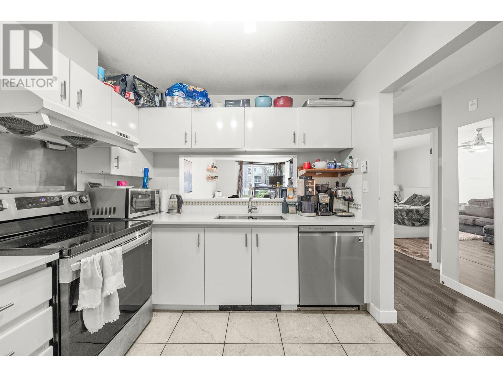 207 8460 Jellicoe Street, Vancouver, British Columbia  V5S 4S8 - Photo 3 - R2979588