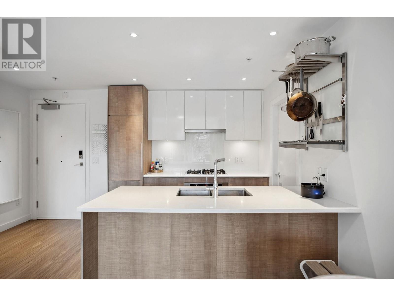 304 379 E Broadway, Vancouver, British Columbia  V5T 1W6 - Photo 1 - R2979596