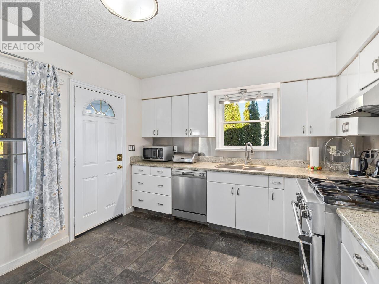 1701 Nanaimo Street, New Westminster, British Columbia  V3M 2G7 - Photo 6 - R2979579