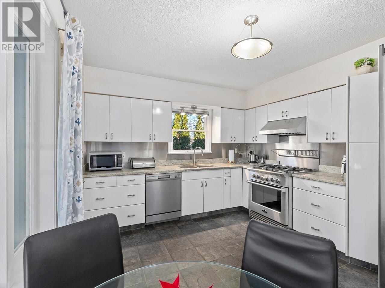 1701 Nanaimo Street, New Westminster, British Columbia  V3M 2G7 - Photo 7 - R2979579