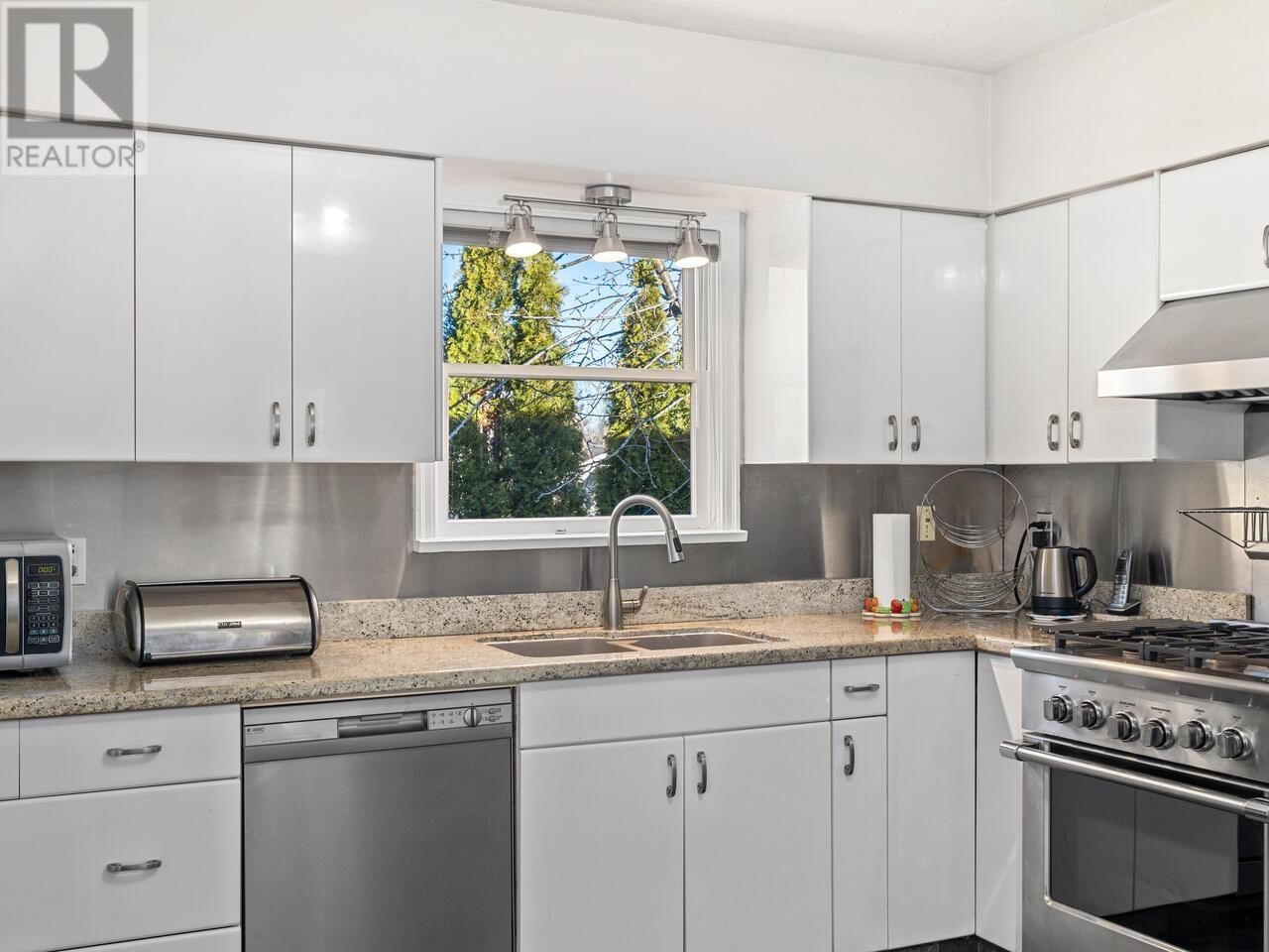 1701 Nanaimo Street, New Westminster, British Columbia  V3M 2G7 - Photo 8 - R2979579