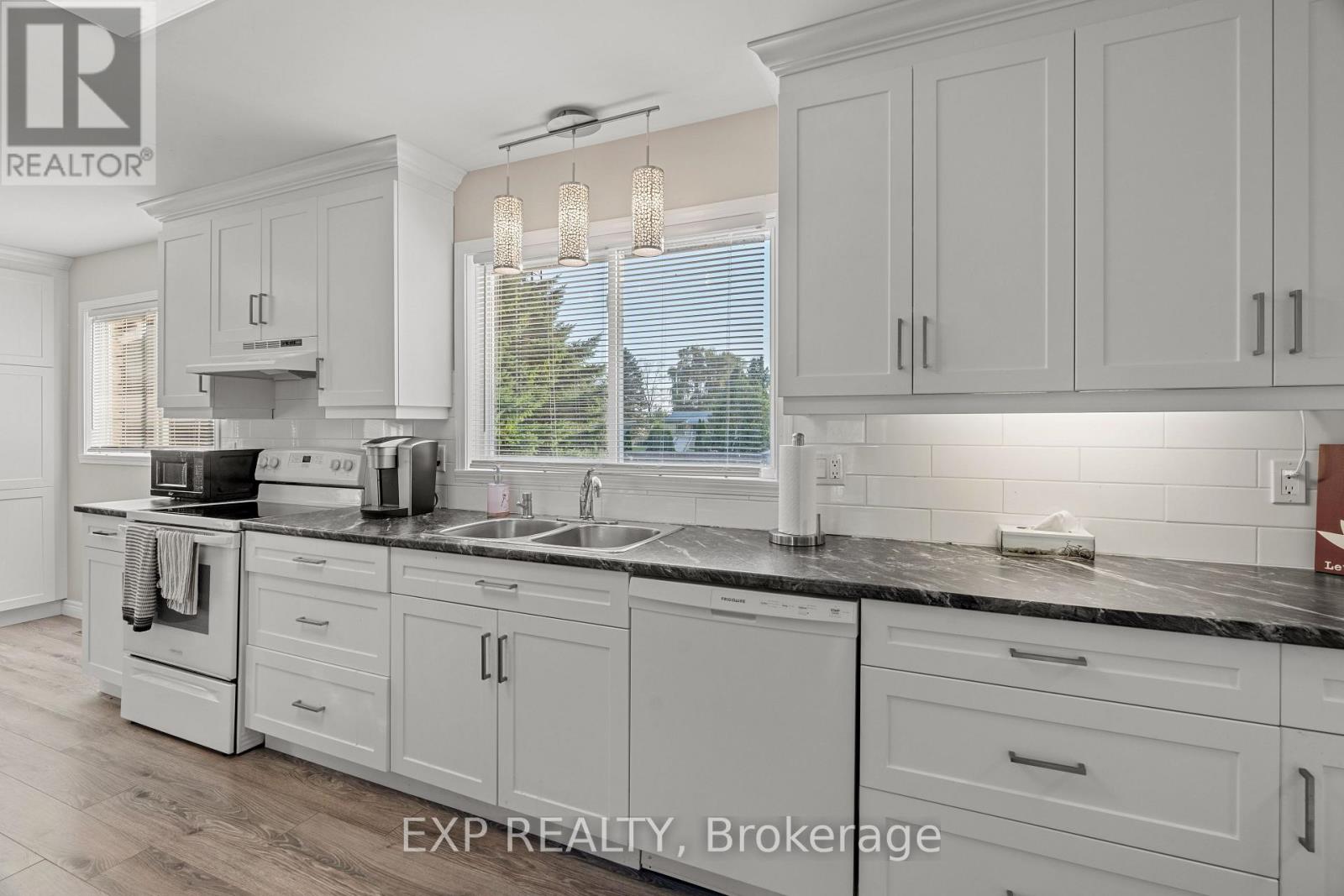 9952 Prince Philip Street, Lambton Shores (Port Franks), Ontario  N0M 2N0 - Photo 9 - X12027516