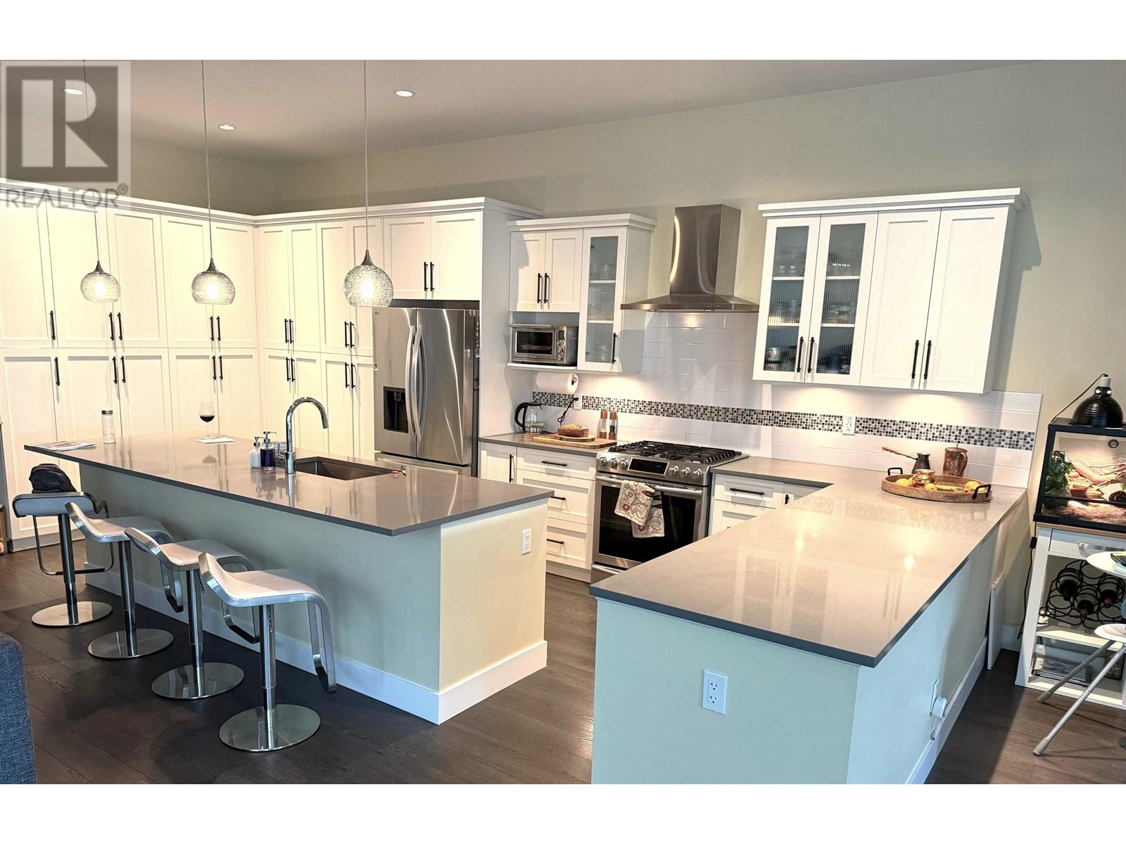 Property at 1461 DAYTON STREET image 3